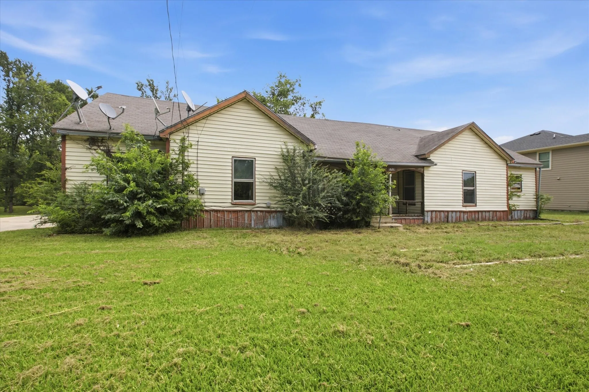 Single Family Residence For Sale in Fannin County , 1626 Kennedy Street, Bonham, Texas 75418, 6 Bedroom, 2 Bathroom, Garage spaces, 2,354 Sqft, built in 1940, mls#21343986, Real Estate Agent in Bonham, Homes For Sale in Fannin county, Homes For Sale in Bonham, Realtor in Bonham Texas, Real Estate Brokerage Independent Realty Texas, Luminita Cordes Realtor