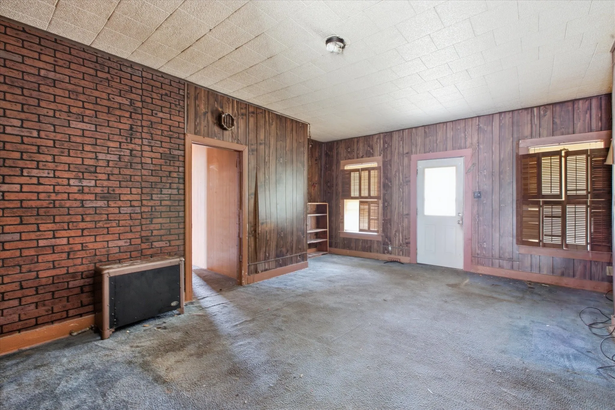 Single Family Residence For Sale in Fannin County , 1626 Kennedy Street, Bonham, Texas 75418, 6 Bedroom, 2 Bathroom, Garage spaces, 2,354 Sqft, built in 1940, mls#21343986, Real Estate Agent in Bonham, Homes For Sale in Fannin county, Homes For Sale in Bonham, Realtor in Bonham Texas, Real Estate Brokerage Independent Realty Texas, Luminita Cordes Realtor