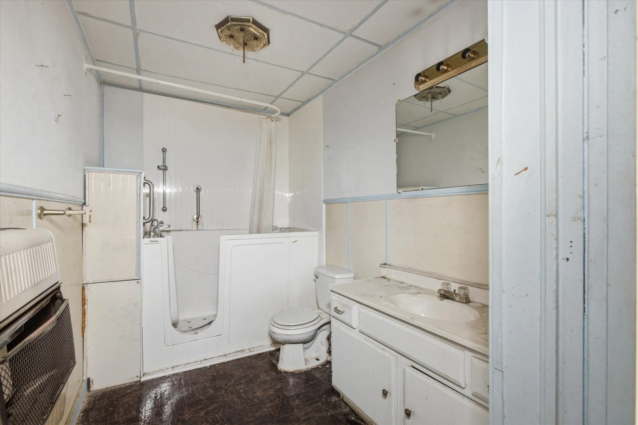 Single Family Residence For Sale in Fannin County , 1626 Kennedy Street, Bonham, Texas 75418, 6 Bedroom, 2 Bathroom, Garage spaces, 2,354 Sqft, built in 1940, mls#21343986, Real Estate Agent in Bonham, Homes For Sale in Fannin county, Homes For Sale in Bonham, Realtor in Bonham Texas, Real Estate Brokerage Independent Realty Texas, Luminita Cordes Realtor