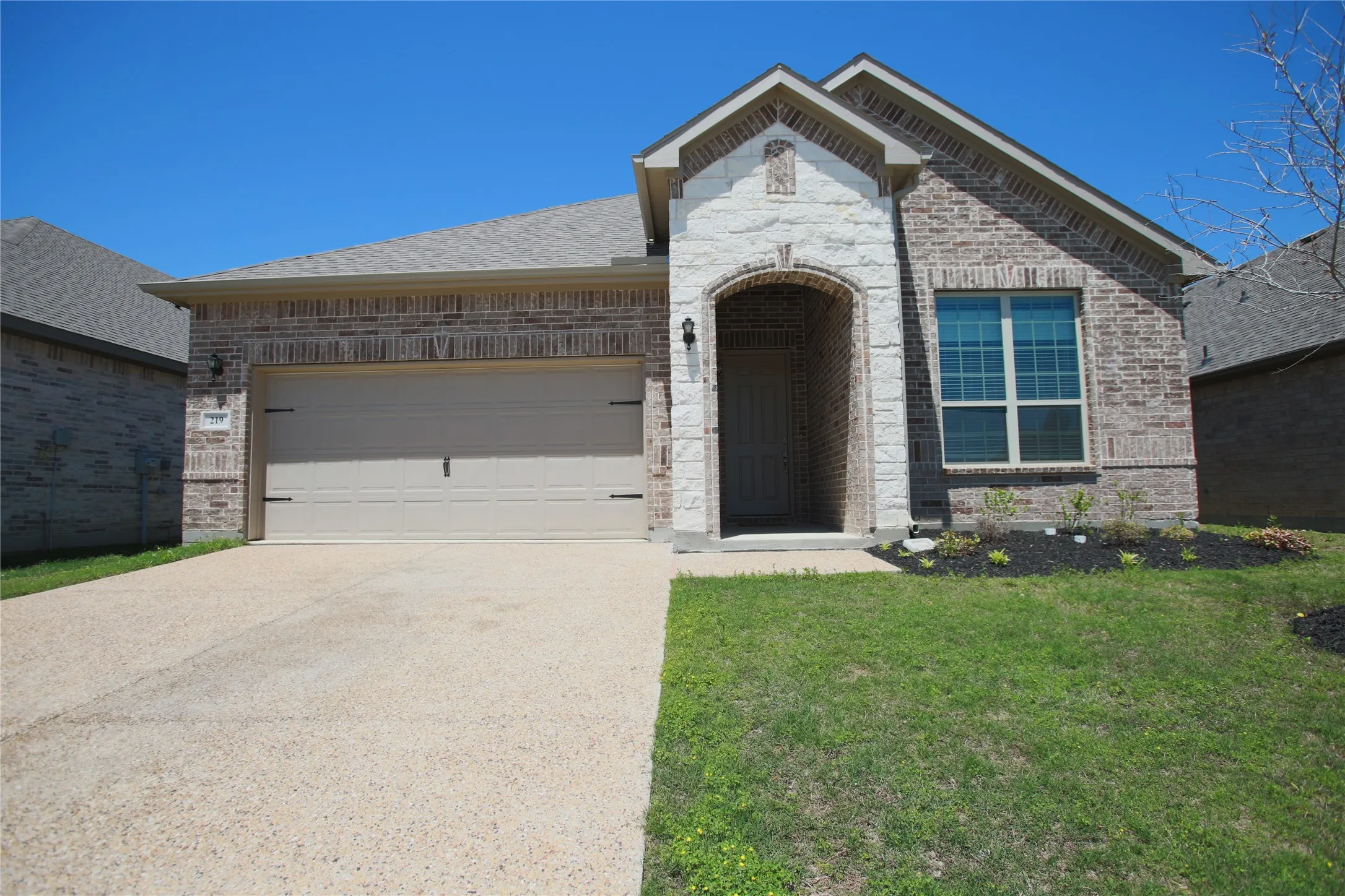 Single Family Residence For Rent in Collin County , 219 Lexington Avenue, Melissa, Texas 75454, 4 Bedroom, 2 Bathroom, 2 Garage spaces, 1,948 Sqft, built in 2018, mls#21344409, Real Estate Agent in Melissa, Homes For Rent in Collin county, Homes For Rent in Melissa, Realtor in Melissa Texas, Real Estate Brokerage Independent Realty Texas, Luminita Cordes Realtor