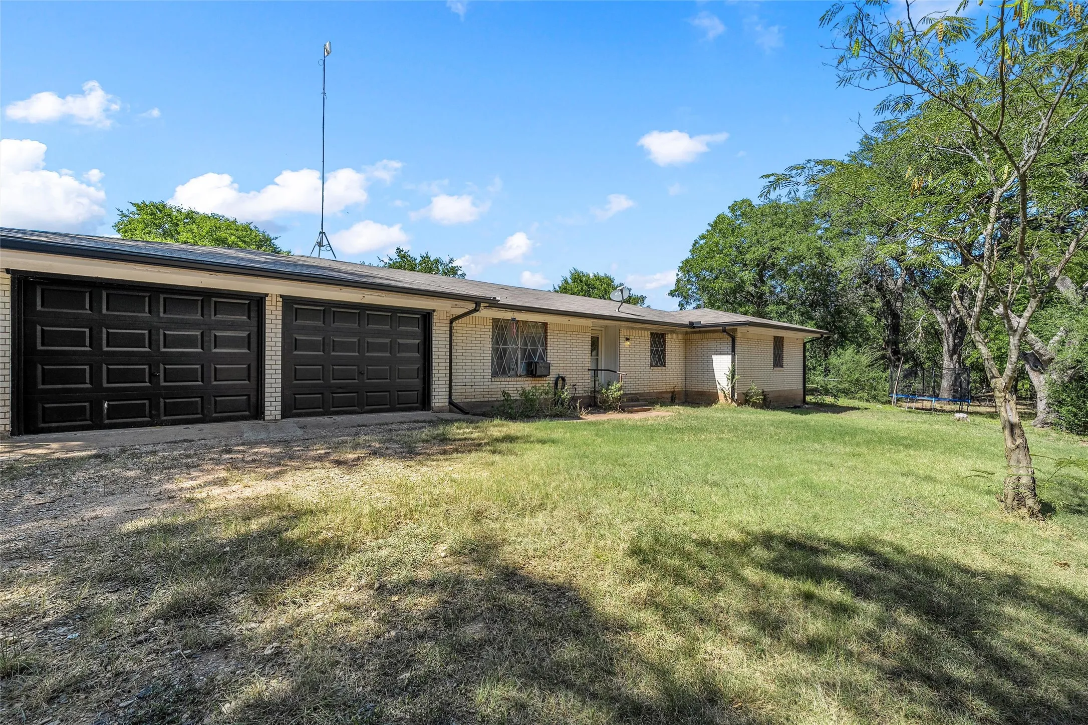 Single Family Residence For Sale in Mc Lennan County , 483 Nicole Lane, Waco, Texas 76705, 4 Bedrooms, 3 Bathrooms, 2 Garage spaces, 2,098 Sqft, built in 1965, Price $365,000, mls#21344412, Real Estate Agent in Waco, Homes For Sale in Mc Lennan county, Homes For Sale in Waco, Realtor in Waco Texas, Real Estate Brokerage Independent Realty Texas, Luminita Cordes Realtor
