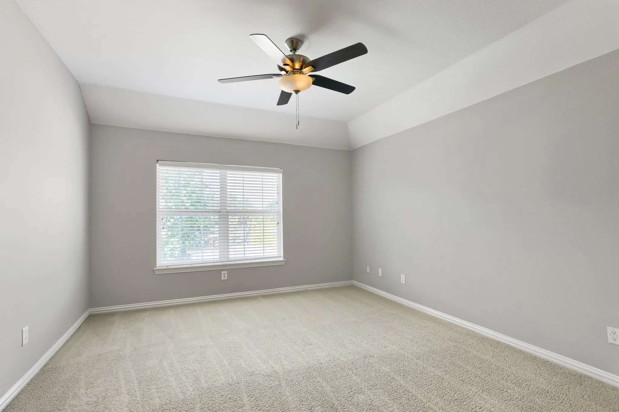 Single Family Residence For Sale in Rockwall County , 223 Mckinney Trail, Fate, Texas 75087, 6 Bedroom, 4 Bathroom, 2 Garage spaces, 4,260 Sqft, built in 2006, mls#21336262, Real Estate Agent in Fate, Homes For Sale in Rockwall county, Homes For Sale in Fate, Realtor in Fate Texas, Real Estate Brokerage Independent Realty Texas, Luminita Cordes Realtor