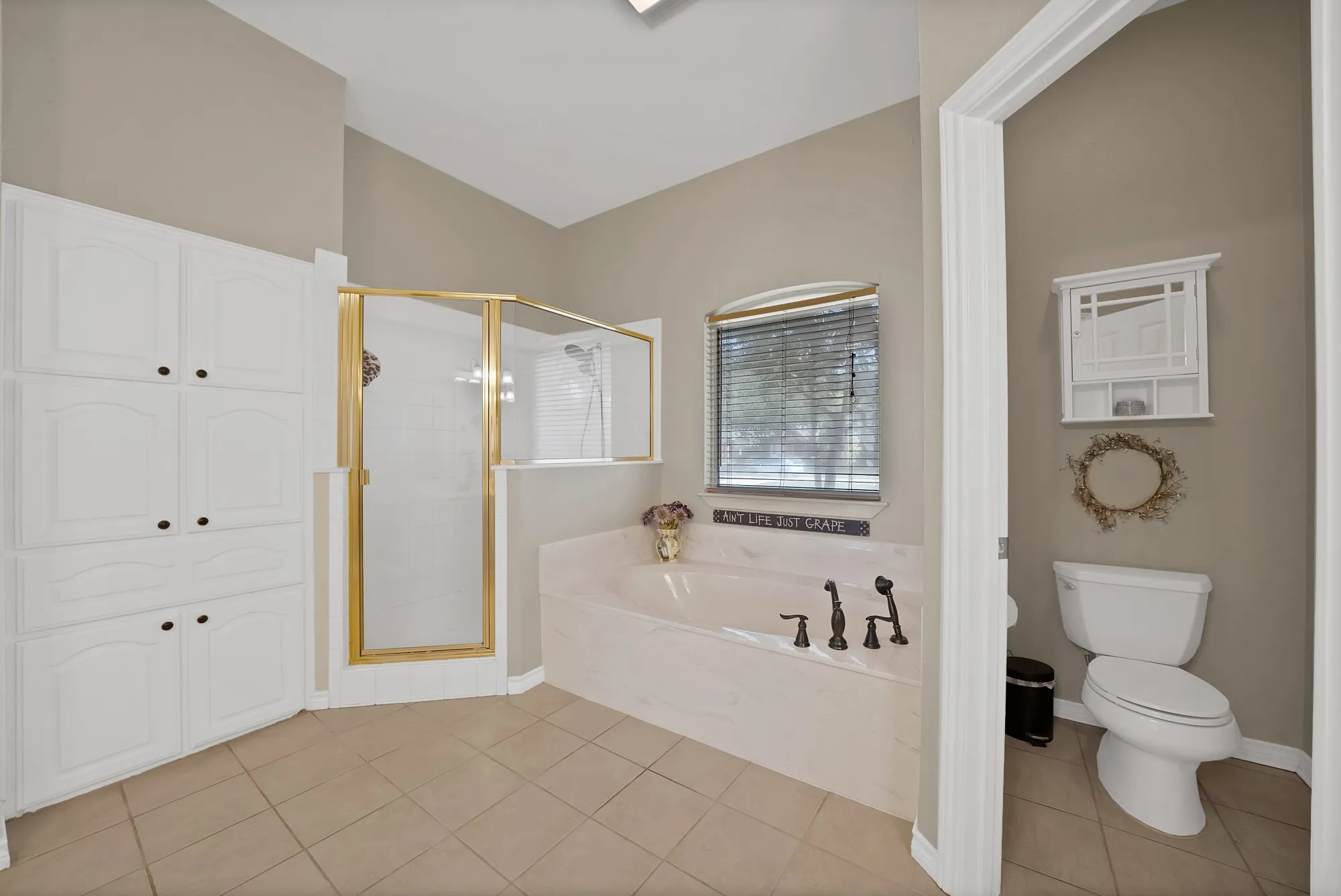 Single Family Residence For Sale in Denton County , 111 Honeysuckle Drive, Justin, Texas 76247, 3 Bedroom, 2 Bathroom, 2 Garage spaces, 2,004 Sqft, built in 1999, mls#21344012, Real Estate Agent in Justin, Homes For Sale in Denton county, Homes For Sale in Justin, Realtor in Justin Texas, Real Estate Brokerage Independent Realty Texas, Luminita Cordes Realtor