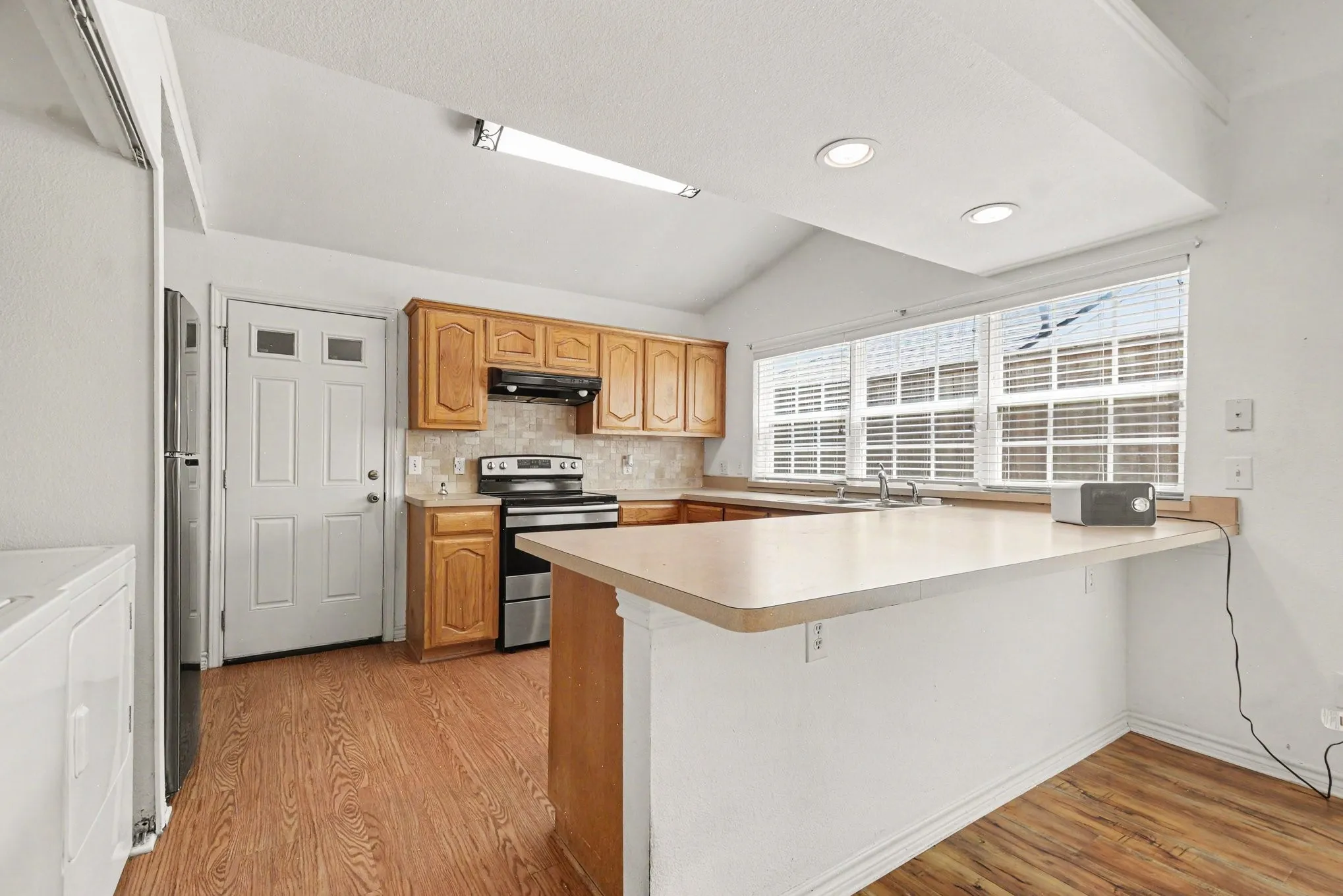 Single Family Residence For Sale in Dallas County , 7611 Cousteau Drive, Rowlett, Texas 75088, 3 Bedroom, 2 Bathroom, 1 Garage spaces, 1,217 Sqft, built in 1986, mls#21343330, Real Estate Agent in Rowlett, Homes For Sale in Dallas county, Homes For Sale in Rowlett, Realtor in Rowlett Texas, Real Estate Brokerage Independent Realty Texas, Luminita Cordes Realtor