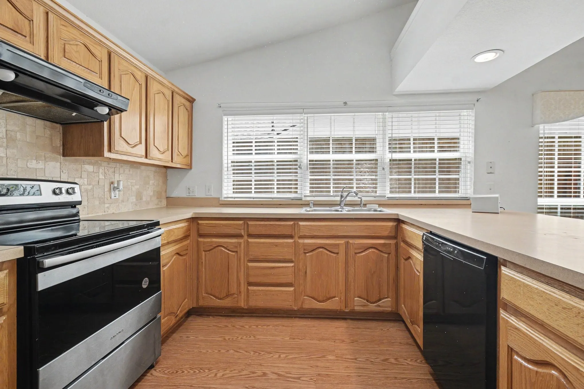 Single Family Residence For Sale in Dallas County , 7611 Cousteau Drive, Rowlett, Texas 75088, 3 Bedroom, 2 Bathroom, 1 Garage spaces, 1,217 Sqft, built in 1986, mls#21343330, Real Estate Agent in Rowlett, Homes For Sale in Dallas county, Homes For Sale in Rowlett, Realtor in Rowlett Texas, Real Estate Brokerage Independent Realty Texas, Luminita Cordes Realtor