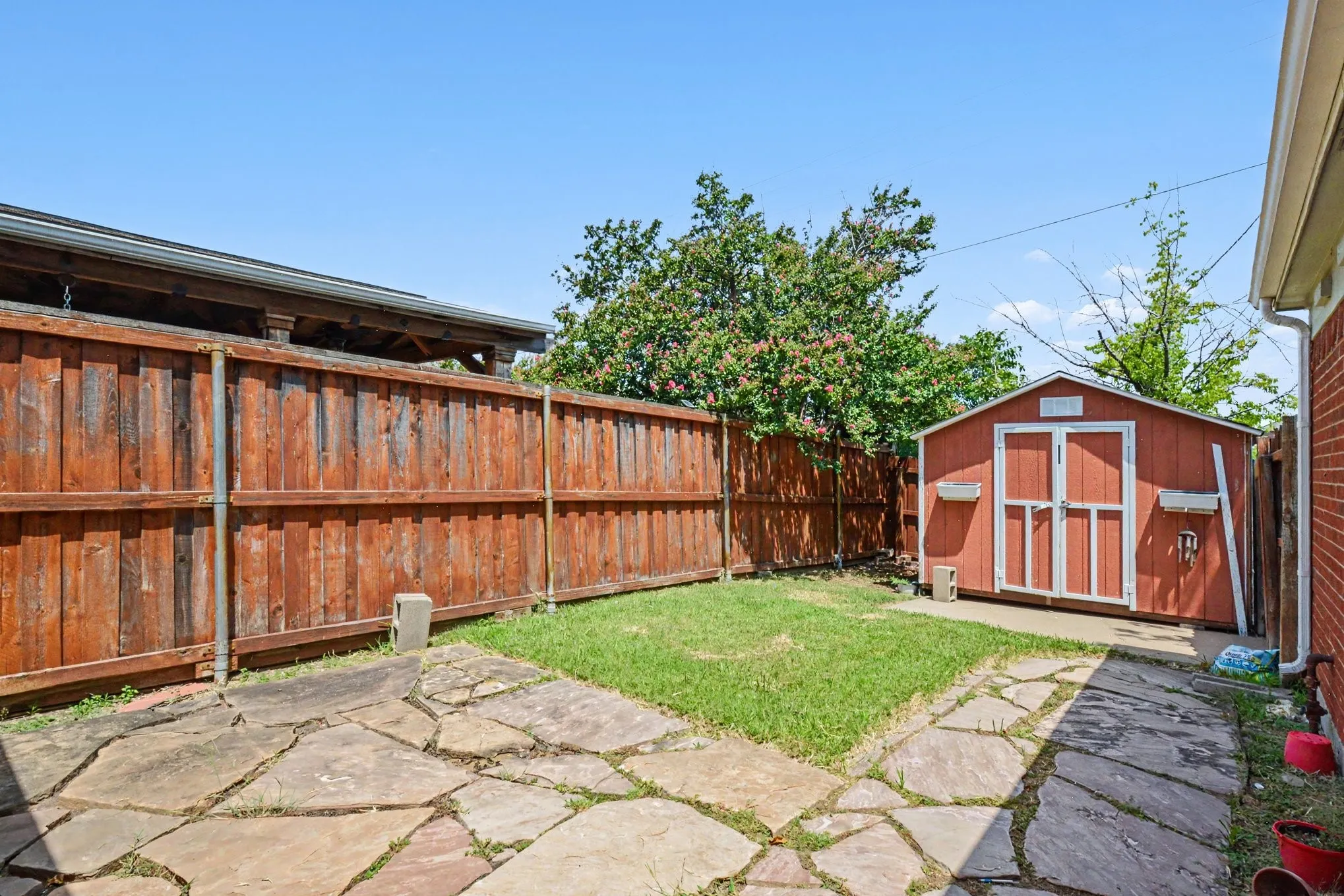 Single Family Residence For Sale in Dallas County , 7611 Cousteau Drive, Rowlett, Texas 75088, 3 Bedroom, 2 Bathroom, 1 Garage spaces, 1,217 Sqft, built in 1986, mls#21343330, Real Estate Agent in Rowlett, Homes For Sale in Dallas county, Homes For Sale in Rowlett, Realtor in Rowlett Texas, Real Estate Brokerage Independent Realty Texas, Luminita Cordes Realtor