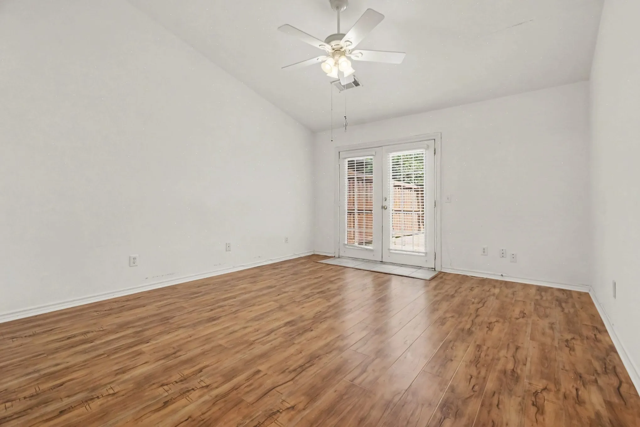 Single Family Residence For Sale in Dallas County , 7611 Cousteau Drive, Rowlett, Texas 75088, 3 Bedroom, 2 Bathroom, 1 Garage spaces, 1,217 Sqft, built in 1986, mls#21343330, Real Estate Agent in Rowlett, Homes For Sale in Dallas county, Homes For Sale in Rowlett, Realtor in Rowlett Texas, Real Estate Brokerage Independent Realty Texas, Luminita Cordes Realtor