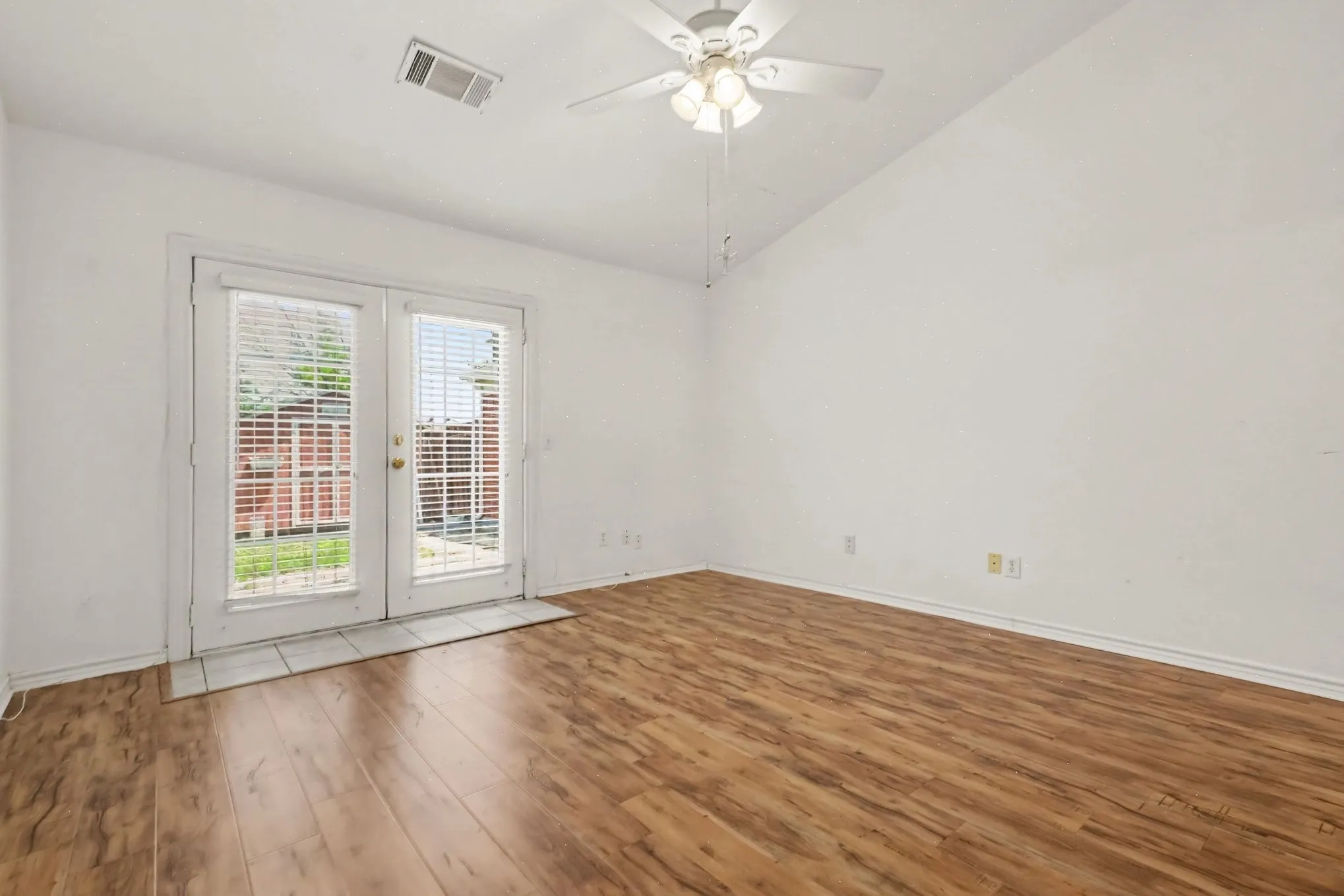 Single Family Residence For Sale in Dallas County , 7611 Cousteau Drive, Rowlett, Texas 75088, 3 Bedroom, 2 Bathroom, 1 Garage spaces, 1,217 Sqft, built in 1986, mls#21343330, Real Estate Agent in Rowlett, Homes For Sale in Dallas county, Homes For Sale in Rowlett, Realtor in Rowlett Texas, Real Estate Brokerage Independent Realty Texas, Luminita Cordes Realtor