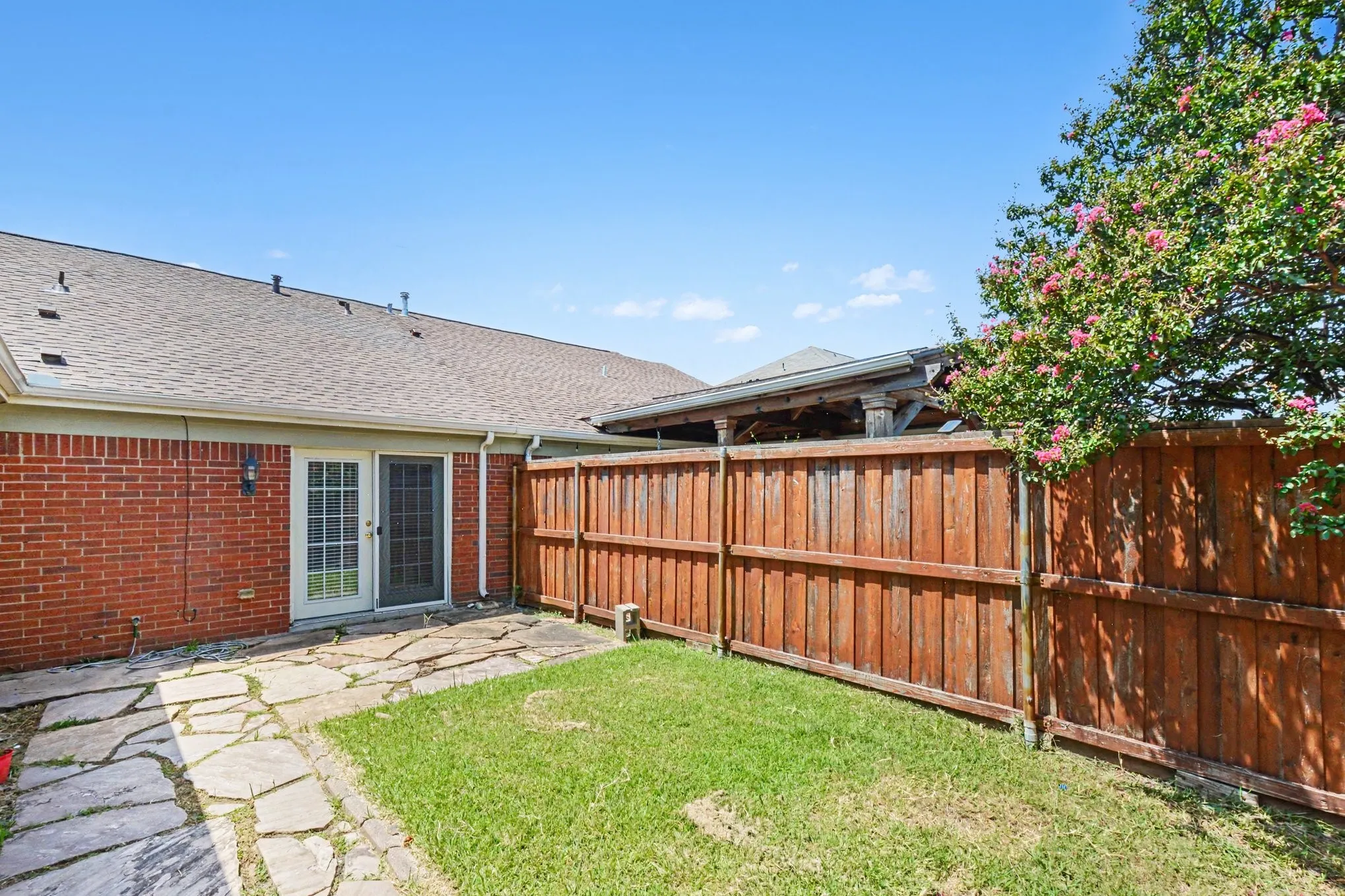 Single Family Residence For Sale in Dallas County , 7611 Cousteau Drive, Rowlett, Texas 75088, 3 Bedroom, 2 Bathroom, 1 Garage spaces, 1,217 Sqft, built in 1986, mls#21343330, Real Estate Agent in Rowlett, Homes For Sale in Dallas county, Homes For Sale in Rowlett, Realtor in Rowlett Texas, Real Estate Brokerage Independent Realty Texas, Luminita Cordes Realtor