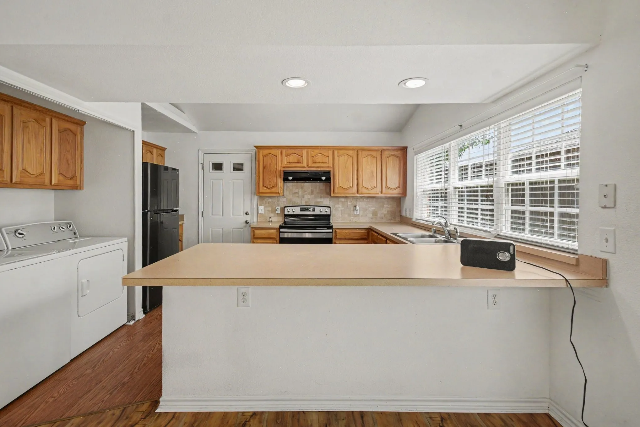 Single Family Residence For Sale in Dallas County , 7611 Cousteau Drive, Rowlett, Texas 75088, 3 Bedroom, 2 Bathroom, 1 Garage spaces, 1,217 Sqft, built in 1986, mls#21343330, Real Estate Agent in Rowlett, Homes For Sale in Dallas county, Homes For Sale in Rowlett, Realtor in Rowlett Texas, Real Estate Brokerage Independent Realty Texas, Luminita Cordes Realtor