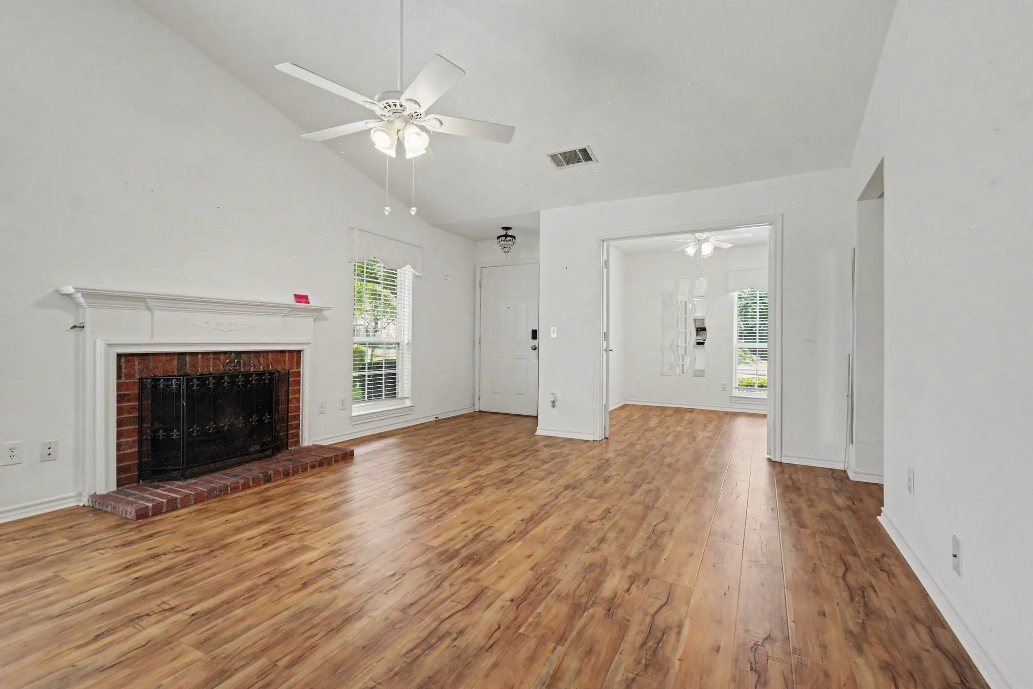 Single Family Residence For Sale in Dallas County , 7611 Cousteau Drive, Rowlett, Texas 75088, 3 Bedroom, 2 Bathroom, 1 Garage spaces, 1,217 Sqft, built in 1986, mls#21343330, Real Estate Agent in Rowlett, Homes For Sale in Dallas county, Homes For Sale in Rowlett, Realtor in Rowlett Texas, Real Estate Brokerage Independent Realty Texas, Luminita Cordes Realtor