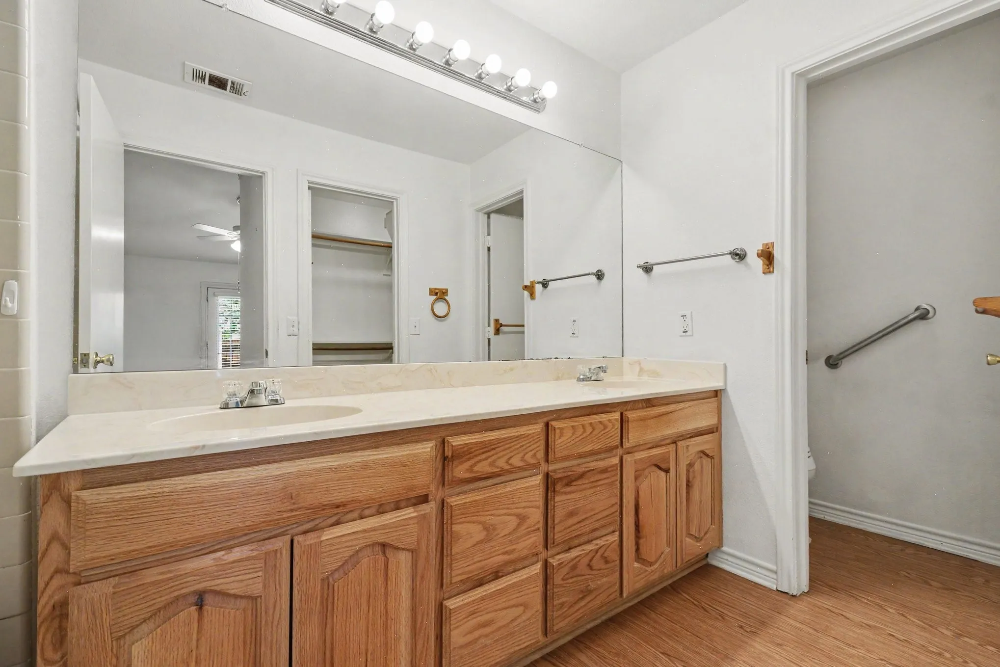 Single Family Residence For Sale in Dallas County , 7611 Cousteau Drive, Rowlett, Texas 75088, 3 Bedroom, 2 Bathroom, 1 Garage spaces, 1,217 Sqft, built in 1986, mls#21343330, Real Estate Agent in Rowlett, Homes For Sale in Dallas county, Homes For Sale in Rowlett, Realtor in Rowlett Texas, Real Estate Brokerage Independent Realty Texas, Luminita Cordes Realtor