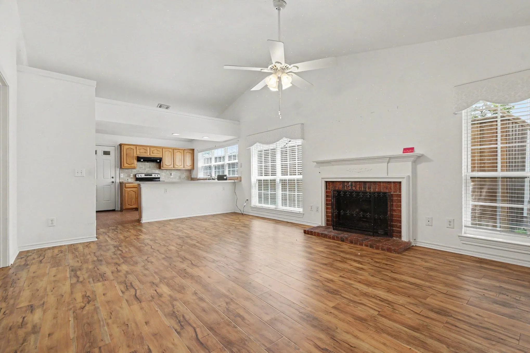 Single Family Residence For Sale in Dallas County , 7611 Cousteau Drive, Rowlett, Texas 75088, 3 Bedroom, 2 Bathroom, 1 Garage spaces, 1,217 Sqft, built in 1986, mls#21343330, Real Estate Agent in Rowlett, Homes For Sale in Dallas county, Homes For Sale in Rowlett, Realtor in Rowlett Texas, Real Estate Brokerage Independent Realty Texas, Luminita Cordes Realtor