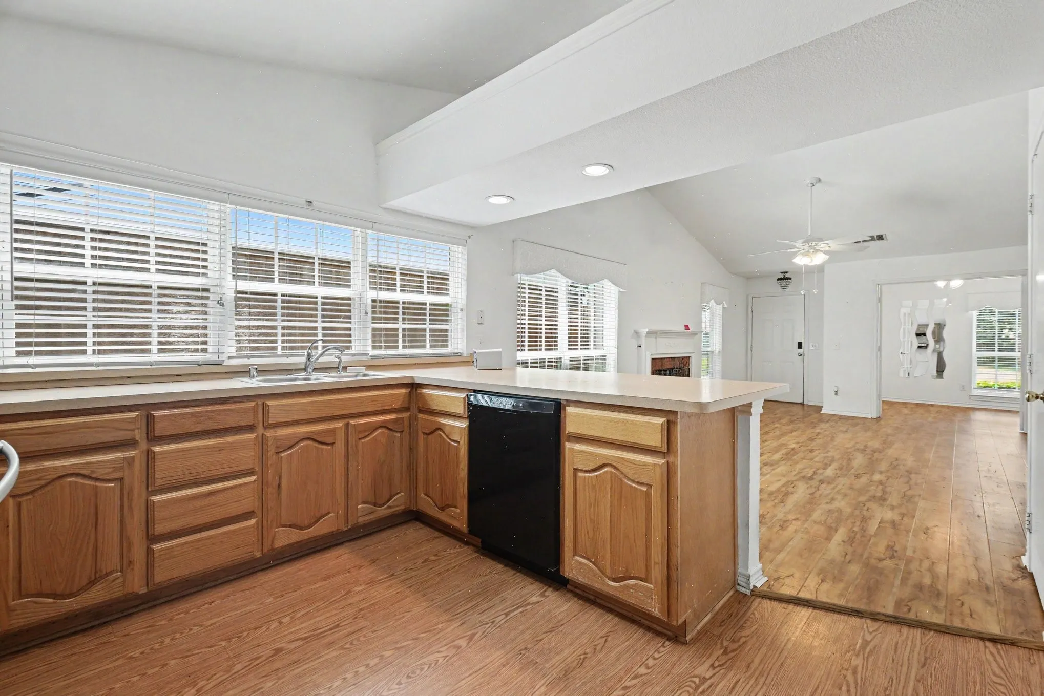 Single Family Residence For Sale in Dallas County , 7611 Cousteau Drive, Rowlett, Texas 75088, 3 Bedroom, 2 Bathroom, 1 Garage spaces, 1,217 Sqft, built in 1986, mls#21343330, Real Estate Agent in Rowlett, Homes For Sale in Dallas county, Homes For Sale in Rowlett, Realtor in Rowlett Texas, Real Estate Brokerage Independent Realty Texas, Luminita Cordes Realtor
