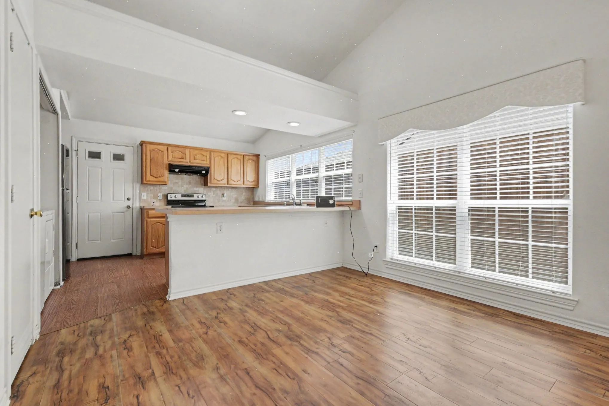 Single Family Residence For Sale in Dallas County , 7611 Cousteau Drive, Rowlett, Texas 75088, 3 Bedroom, 2 Bathroom, 1 Garage spaces, 1,217 Sqft, built in 1986, mls#21343330, Real Estate Agent in Rowlett, Homes For Sale in Dallas county, Homes For Sale in Rowlett, Realtor in Rowlett Texas, Real Estate Brokerage Independent Realty Texas, Luminita Cordes Realtor