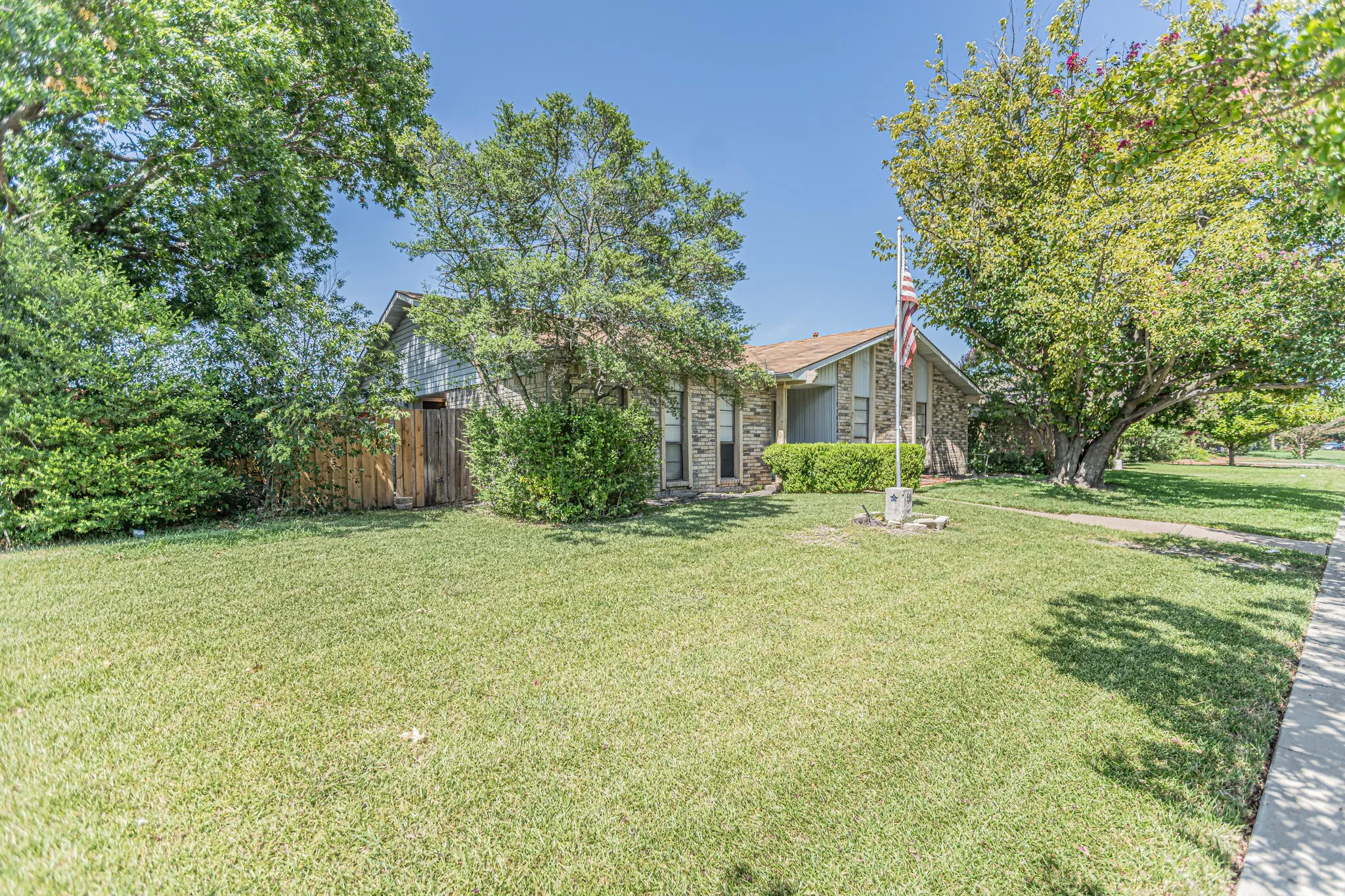 Single Family Residence For Sale in Dallas County , 4501 Freeport Drive, Garland, Texas 75043, 4 Bedroom, 2 Bathroom, 1 Garage spaces, 2,171 Sqft, built in 1979, mls#21344461, Real Estate Agent in Garland, Homes For Sale in Dallas county, Homes For Sale in Garland, Realtor in Garland Texas, Real Estate Brokerage Independent Realty Texas, Luminita Cordes Realtor