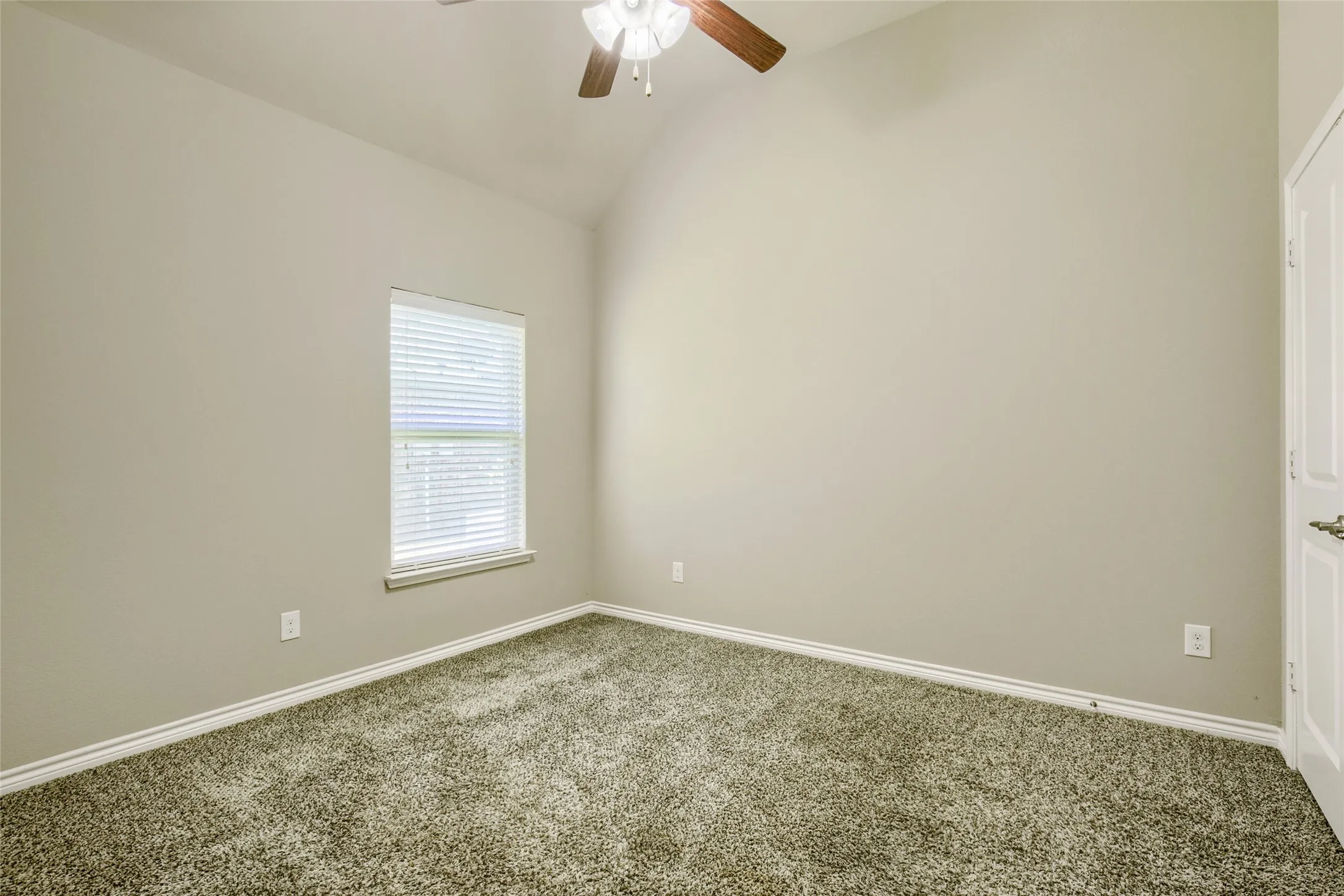 Single Family Residence For Sale in Rockwall County , 2400 Sabine Circle, Royse City, Texas 75189, 3 Bedroom, 2 Bathroom, 2 Garage spaces, 2,008 Sqft, built in 2015, mls#21343721, Real Estate Agent in Royse City, Homes For Sale in Rockwall county, Homes For Sale in Royse City, Realtor in Royse City Texas, Real Estate Brokerage Independent Realty Texas, Luminita Cordes Realtor