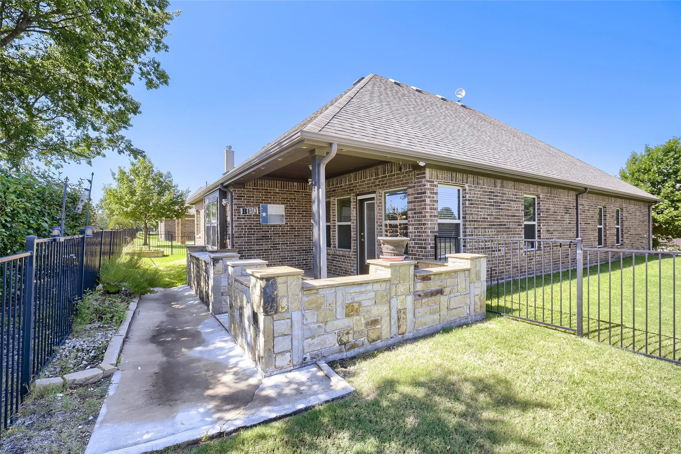 Single Family Residence For Sale in Rockwall County , 2400 Sabine Circle, Royse City, Texas 75189, 3 Bedroom, 2 Bathroom, 2 Garage spaces, 2,008 Sqft, built in 2015, mls#21343721, Real Estate Agent in Royse City, Homes For Sale in Rockwall county, Homes For Sale in Royse City, Realtor in Royse City Texas, Real Estate Brokerage Independent Realty Texas, Luminita Cordes Realtor