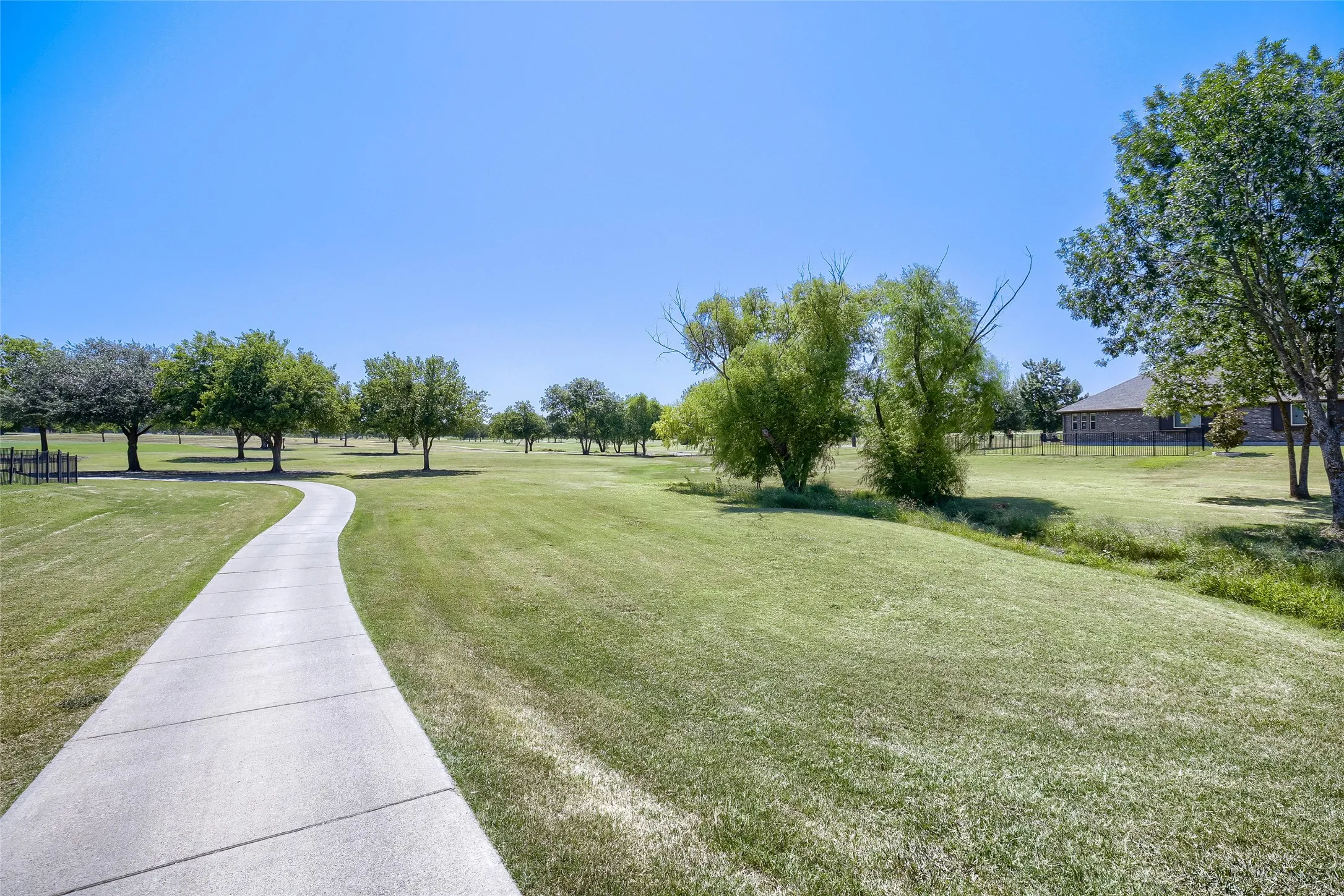Single Family Residence For Sale in Rockwall County , 2400 Sabine Circle, Royse City, Texas 75189, 3 Bedroom, 2 Bathroom, 2 Garage spaces, 2,008 Sqft, built in 2015, mls#21343721, Real Estate Agent in Royse City, Homes For Sale in Rockwall county, Homes For Sale in Royse City, Realtor in Royse City Texas, Real Estate Brokerage Independent Realty Texas, Luminita Cordes Realtor