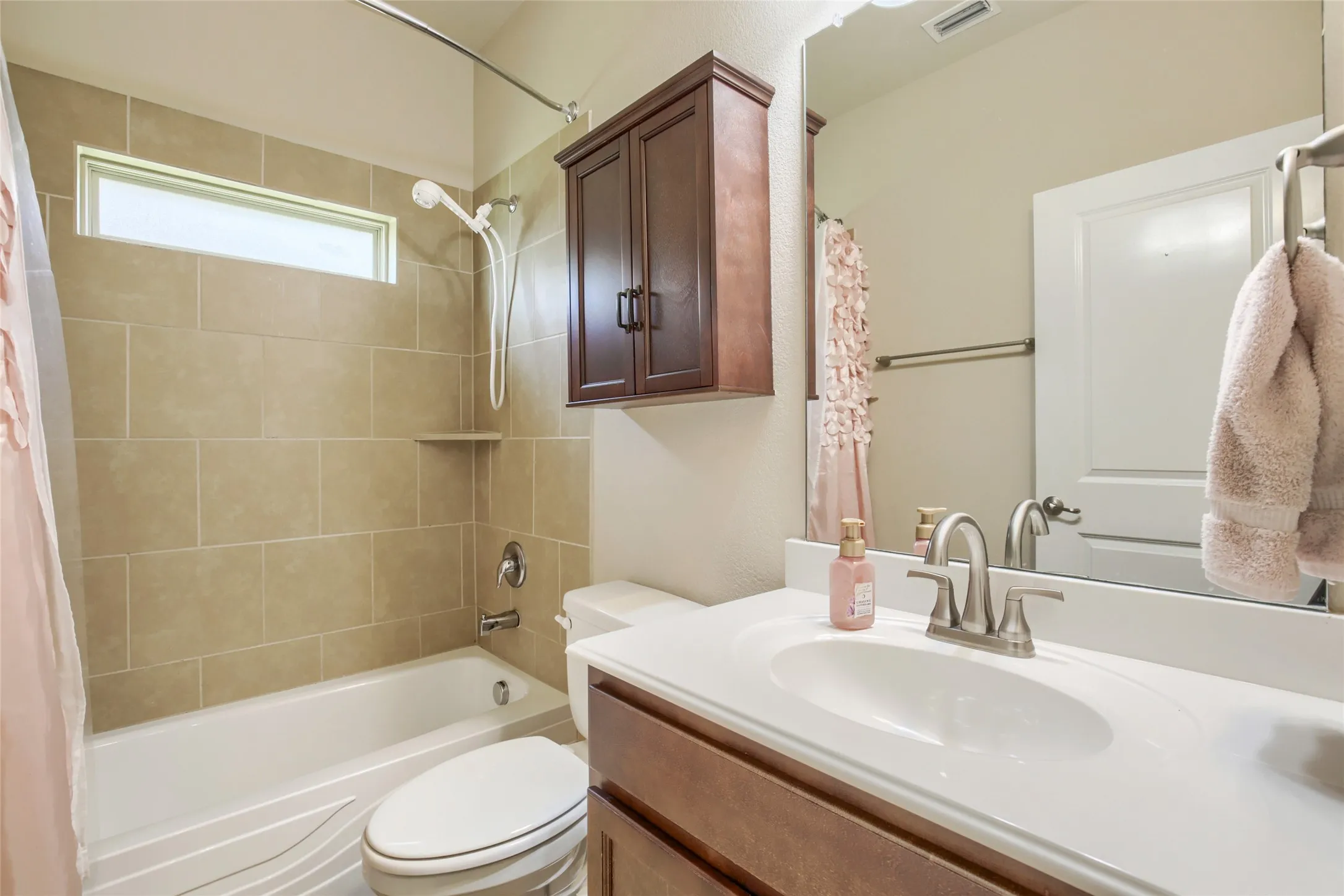 Single Family Residence For Sale in Rockwall County , 2400 Sabine Circle, Royse City, Texas 75189, 3 Bedroom, 2 Bathroom, 2 Garage spaces, 2,008 Sqft, built in 2015, mls#21343721, Real Estate Agent in Royse City, Homes For Sale in Rockwall county, Homes For Sale in Royse City, Realtor in Royse City Texas, Real Estate Brokerage Independent Realty Texas, Luminita Cordes Realtor
