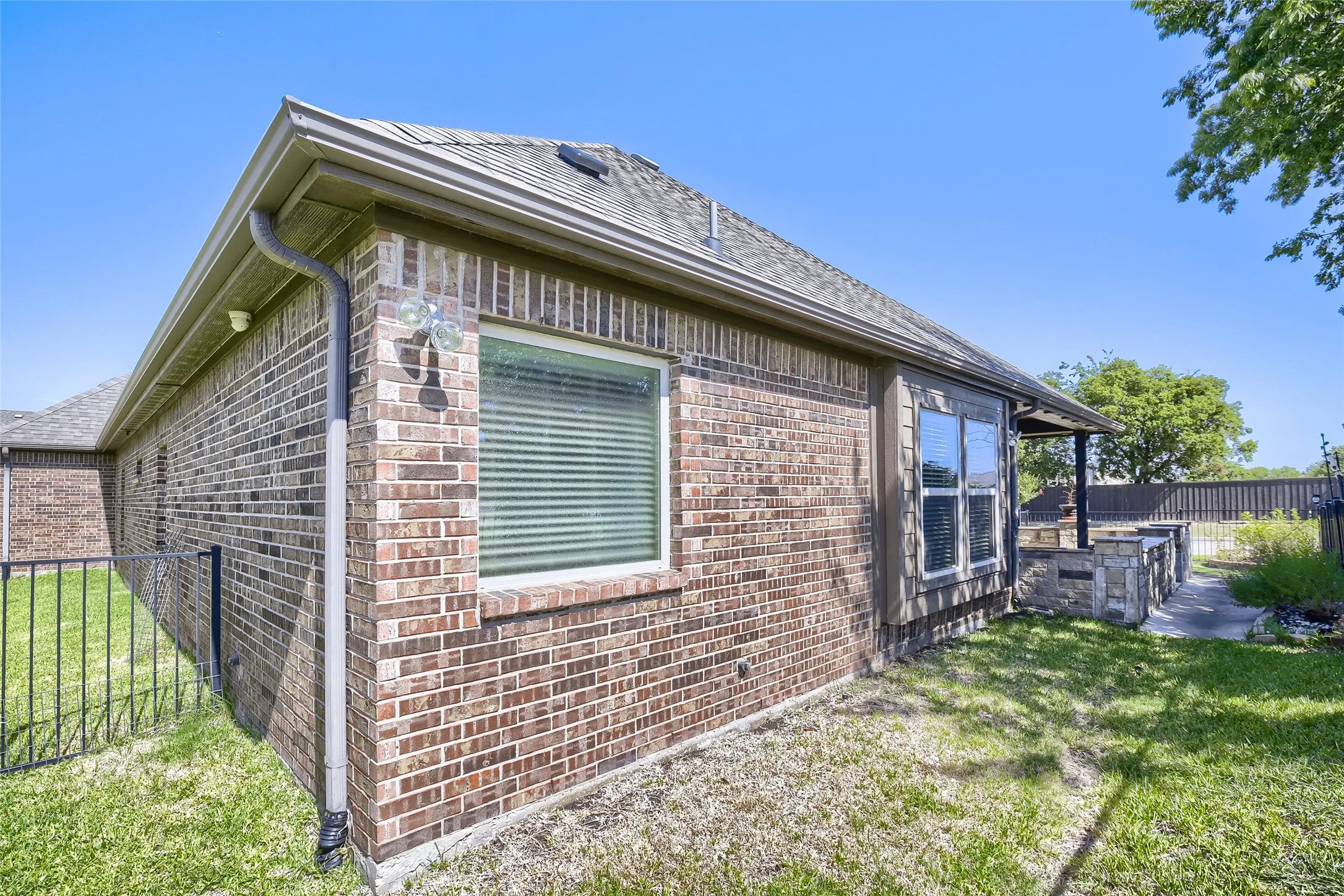 Single Family Residence For Sale in Rockwall County , 2400 Sabine Circle, Royse City, Texas 75189, 3 Bedroom, 2 Bathroom, 2 Garage spaces, 2,008 Sqft, built in 2015, mls#21343721, Real Estate Agent in Royse City, Homes For Sale in Rockwall county, Homes For Sale in Royse City, Realtor in Royse City Texas, Real Estate Brokerage Independent Realty Texas, Luminita Cordes Realtor
