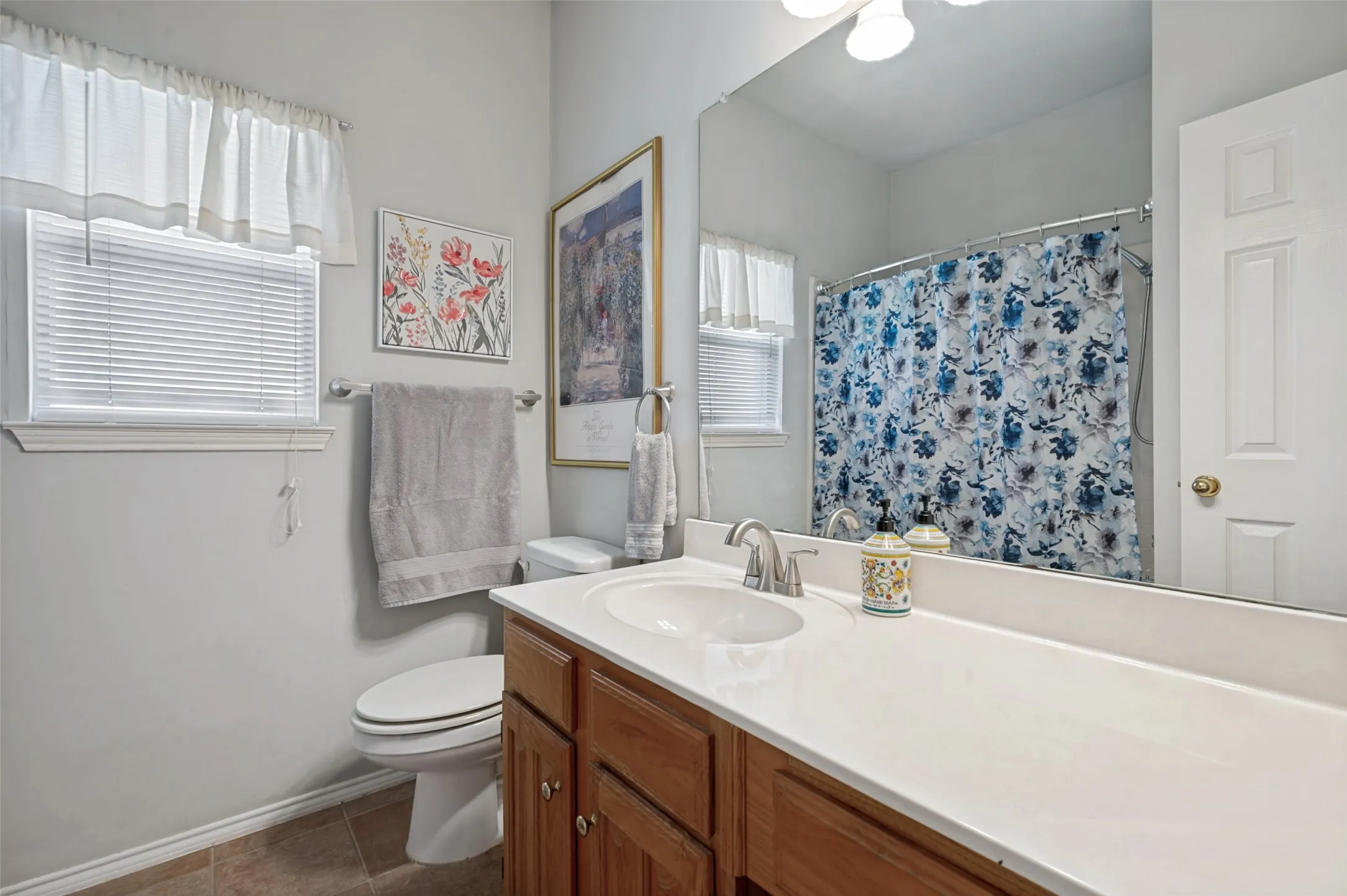 secondary bathroom between two bedrooms at back of the house