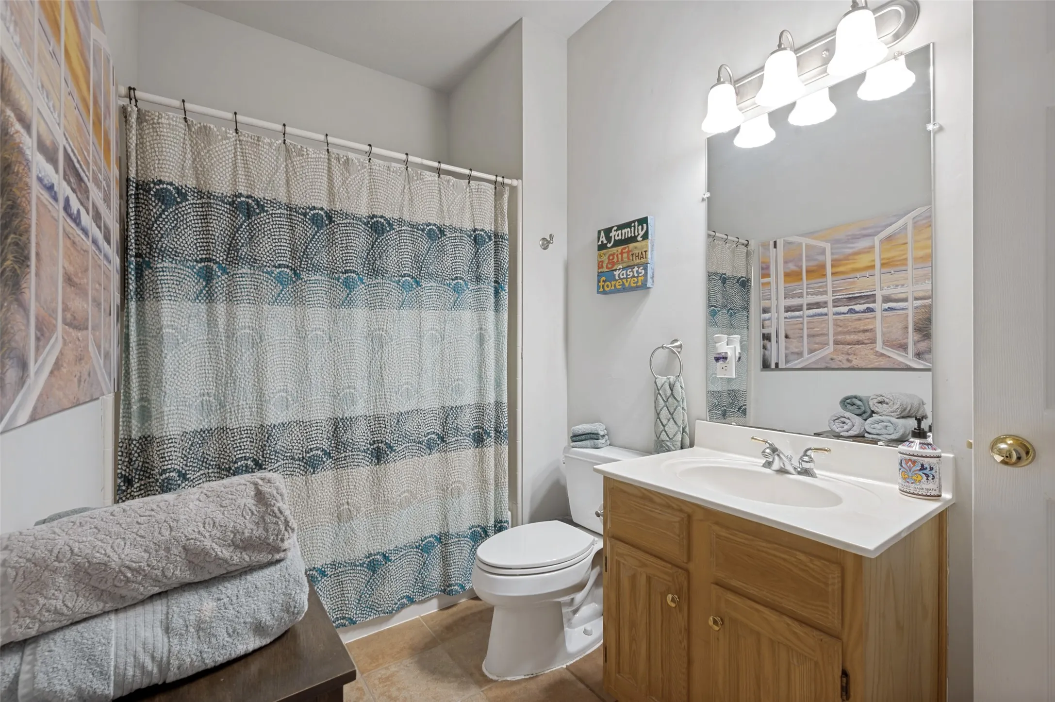 Secondary bathroom- en suite to fron bedroom and connected to hallway