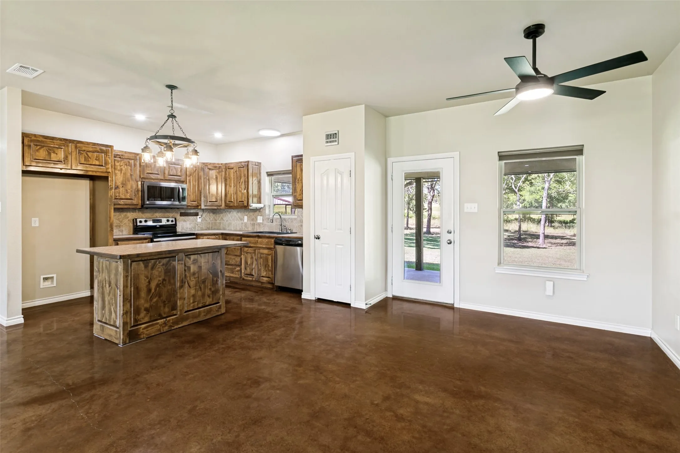 Single Family Residence For Sale in Parker County , 173 Miramar Circle, Weatherford, Texas 76085, 3 Bedrooms, 2 Bathrooms, 2 Garage spaces, 1,887 Sqft, built in 2009, Price $525,000, mls#21339756, Real Estate Agent in Weatherford, Homes For Sale in Parker county, Homes For Sale in Weatherford, Realtor in Weatherford Texas, Real Estate Brokerage Independent Realty Texas, Luminita Cordes Realtor