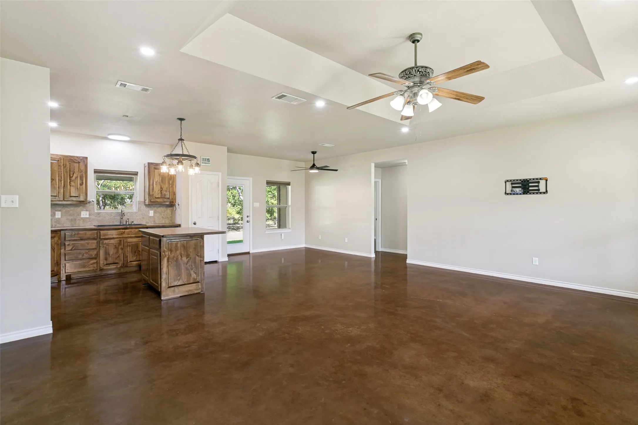 Single Family Residence For Sale in Parker County , 173 Miramar Circle, Weatherford, Texas 76085, 3 Bedrooms, 2 Bathrooms, 2 Garage spaces, 1,887 Sqft, built in 2009, Price $525,000, mls#21339756, Real Estate Agent in Weatherford, Homes For Sale in Parker county, Homes For Sale in Weatherford, Realtor in Weatherford Texas, Real Estate Brokerage Independent Realty Texas, Luminita Cordes Realtor