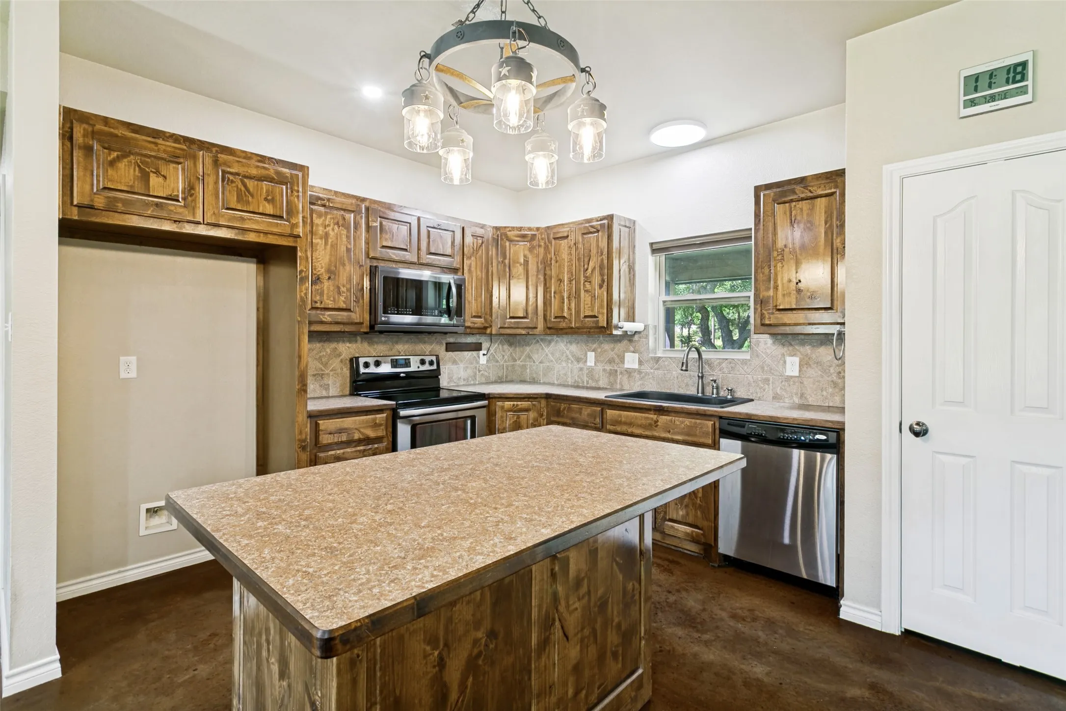 Single Family Residence For Sale in Parker County , 173 Miramar Circle, Weatherford, Texas 76085, 3 Bedrooms, 2 Bathrooms, 2 Garage spaces, 1,887 Sqft, built in 2009, Price $525,000, mls#21339756, Real Estate Agent in Weatherford, Homes For Sale in Parker county, Homes For Sale in Weatherford, Realtor in Weatherford Texas, Real Estate Brokerage Independent Realty Texas, Luminita Cordes Realtor