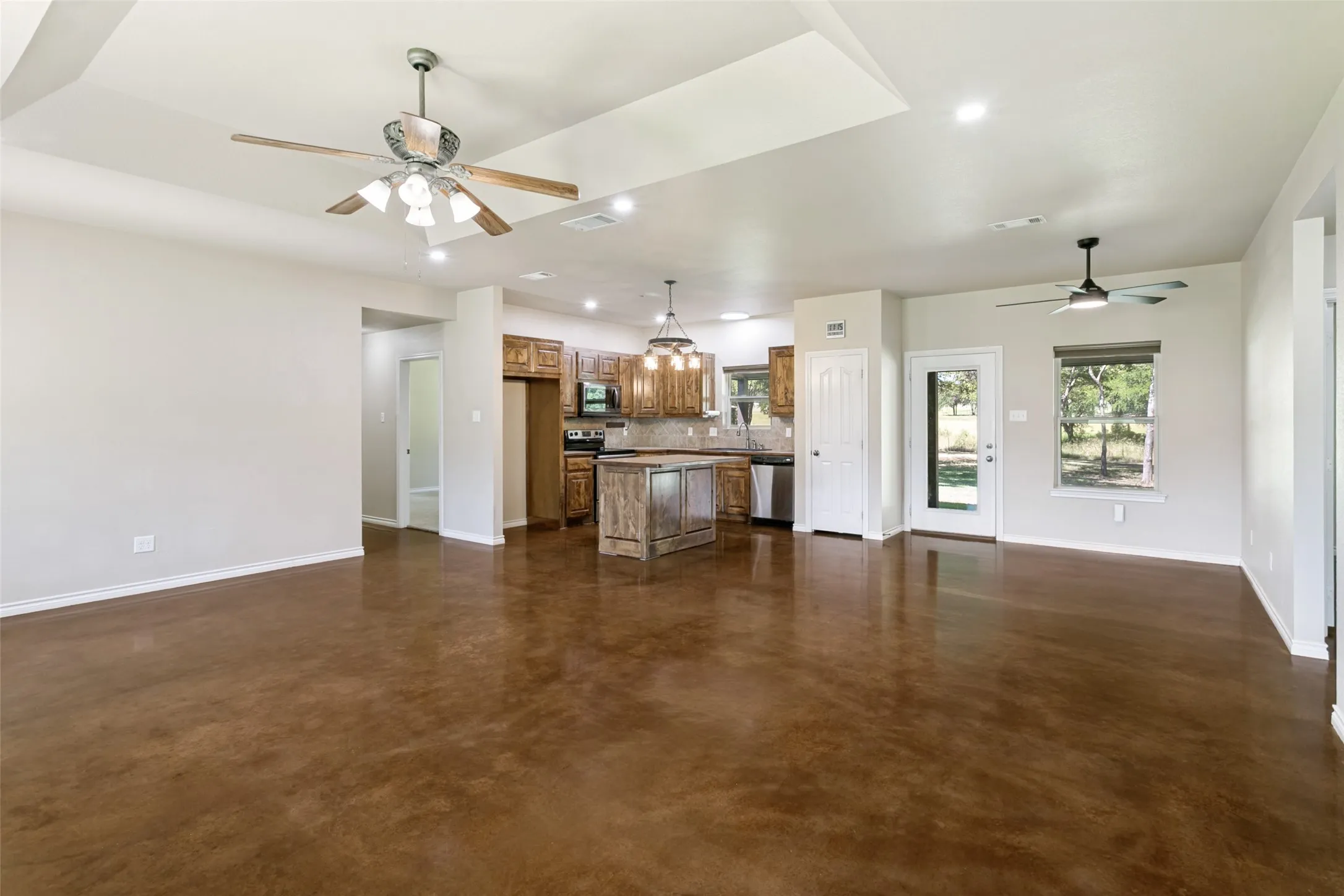 Single Family Residence For Sale in Parker County , 173 Miramar Circle, Weatherford, Texas 76085, 3 Bedrooms, 2 Bathrooms, 2 Garage spaces, 1,887 Sqft, built in 2009, Price $525,000, mls#21339756, Real Estate Agent in Weatherford, Homes For Sale in Parker county, Homes For Sale in Weatherford, Realtor in Weatherford Texas, Real Estate Brokerage Independent Realty Texas, Luminita Cordes Realtor