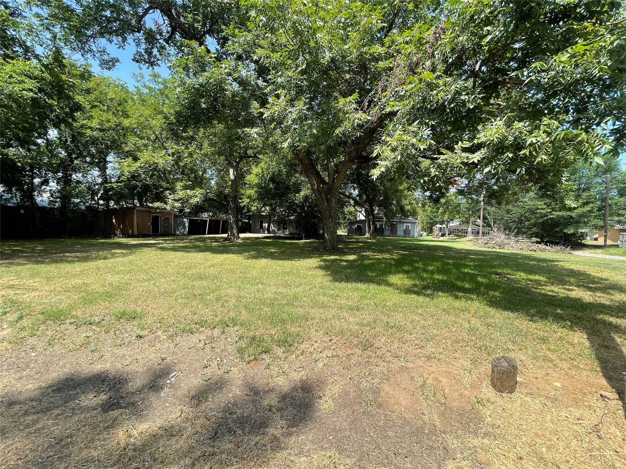 Single Family Residence For Sale in Lamar County , 317 SE 6th, Paris, Texas 75460, 2 Bedroom, 2 Bathroom, Garage spaces, 1,928 Sqft, built in 1950, mls#21344485, Real Estate Agent in Paris, Homes For Sale in Lamar county, Homes For Sale in Paris, Realtor in Paris Texas, Real Estate Brokerage Independent Realty Texas, Luminita Cordes Realtor