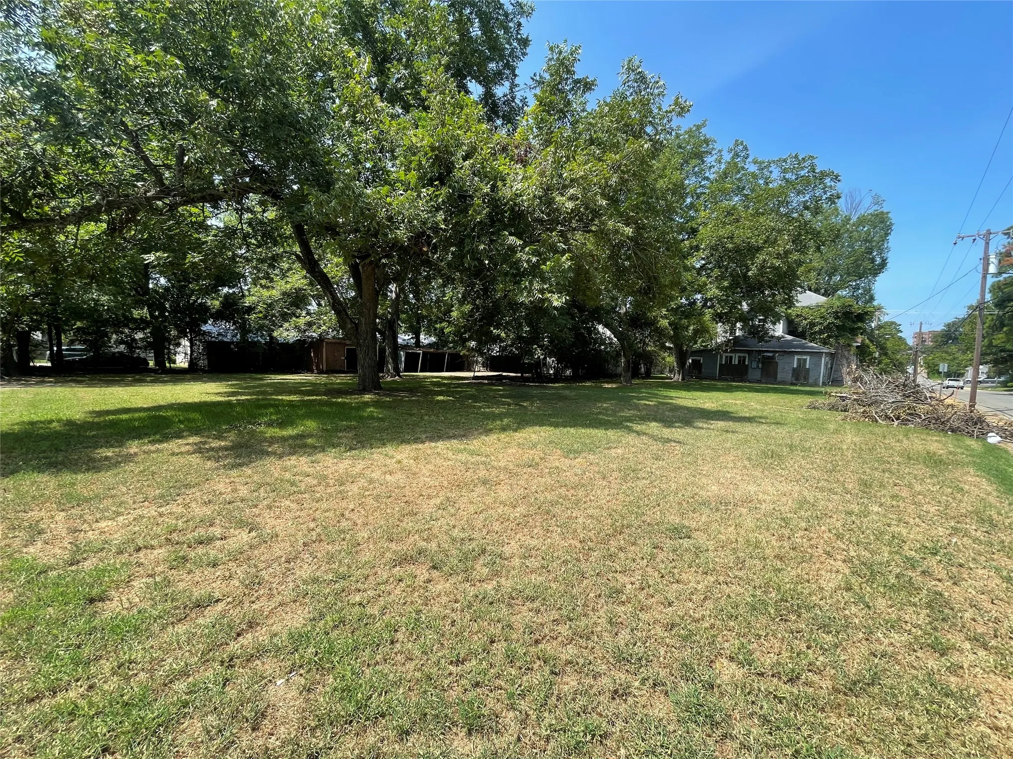 Single Family Residence For Sale in Lamar County , 317 SE 6th, Paris, Texas 75460, 2 Bedroom, 2 Bathroom, Garage spaces, 1,928 Sqft, built in 1950, mls#21344485, Real Estate Agent in Paris, Homes For Sale in Lamar county, Homes For Sale in Paris, Realtor in Paris Texas, Real Estate Brokerage Independent Realty Texas, Luminita Cordes Realtor