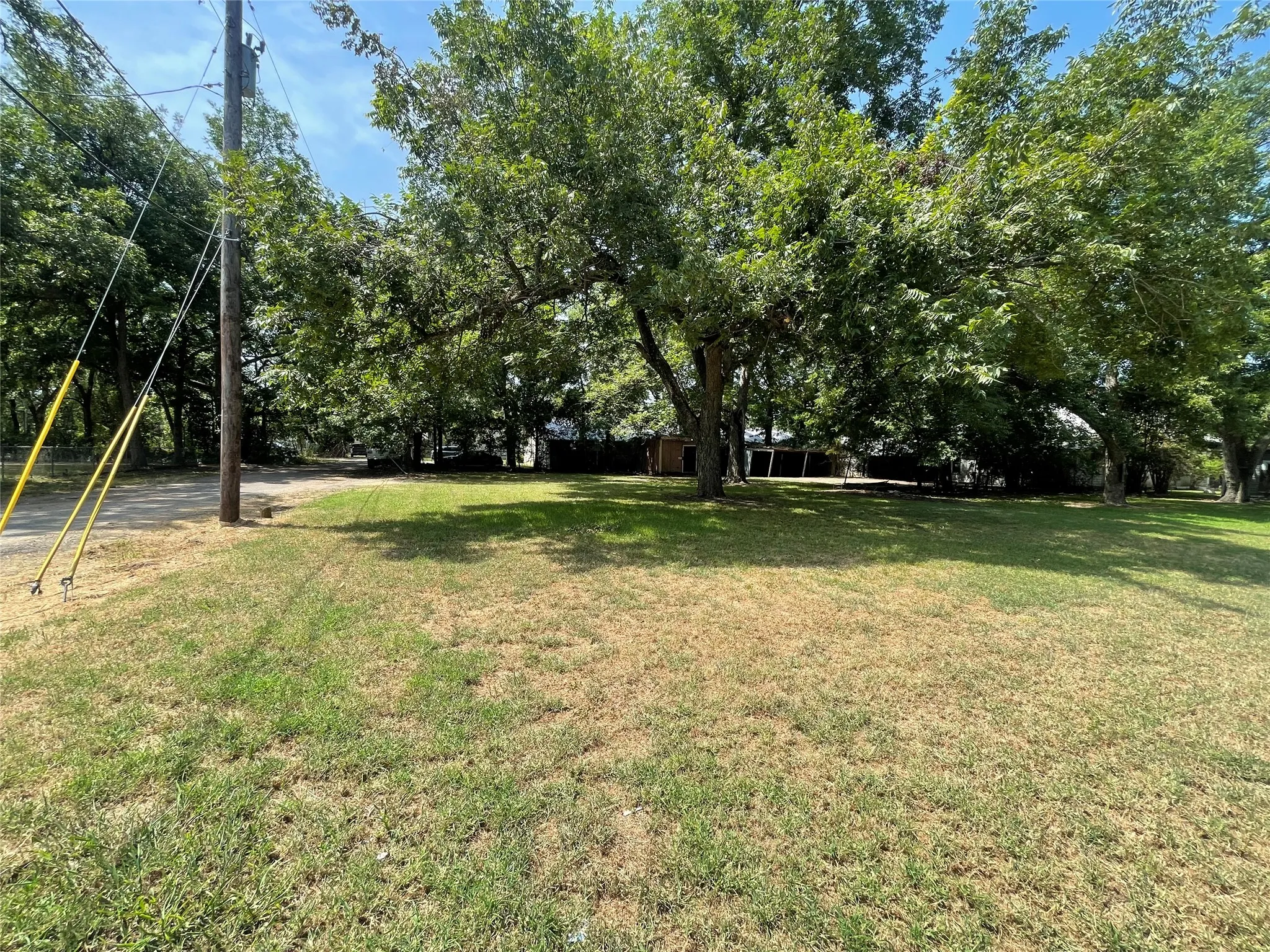 Single Family Residence For Sale in Lamar County , 317 SE 6th, Paris, Texas 75460, 2 Bedroom, 2 Bathroom, Garage spaces, 1,928 Sqft, built in 1950, mls#21344485, Real Estate Agent in Paris, Homes For Sale in Lamar county, Homes For Sale in Paris, Realtor in Paris Texas, Real Estate Brokerage Independent Realty Texas, Luminita Cordes Realtor