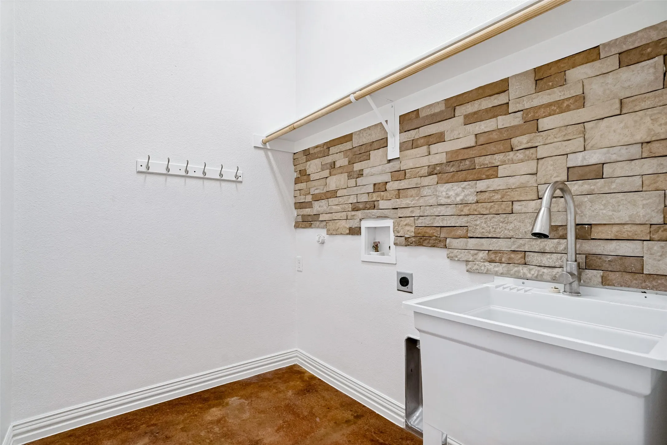 Single Family Residence For Sale in Parker County , 223 Carriage Drive, Willow Park, Texas 76087, 4 Bedroom, 2 Bathroom, 2 Garage spaces, 2,042 Sqft, built in 2012, mls#21343085, Real Estate Agent in Willow Park, Homes For Sale in Parker county, Homes For Sale in Willow Park, Realtor in Willow Park Texas, Real Estate Brokerage Independent Realty Texas, Luminita Cordes Realtor