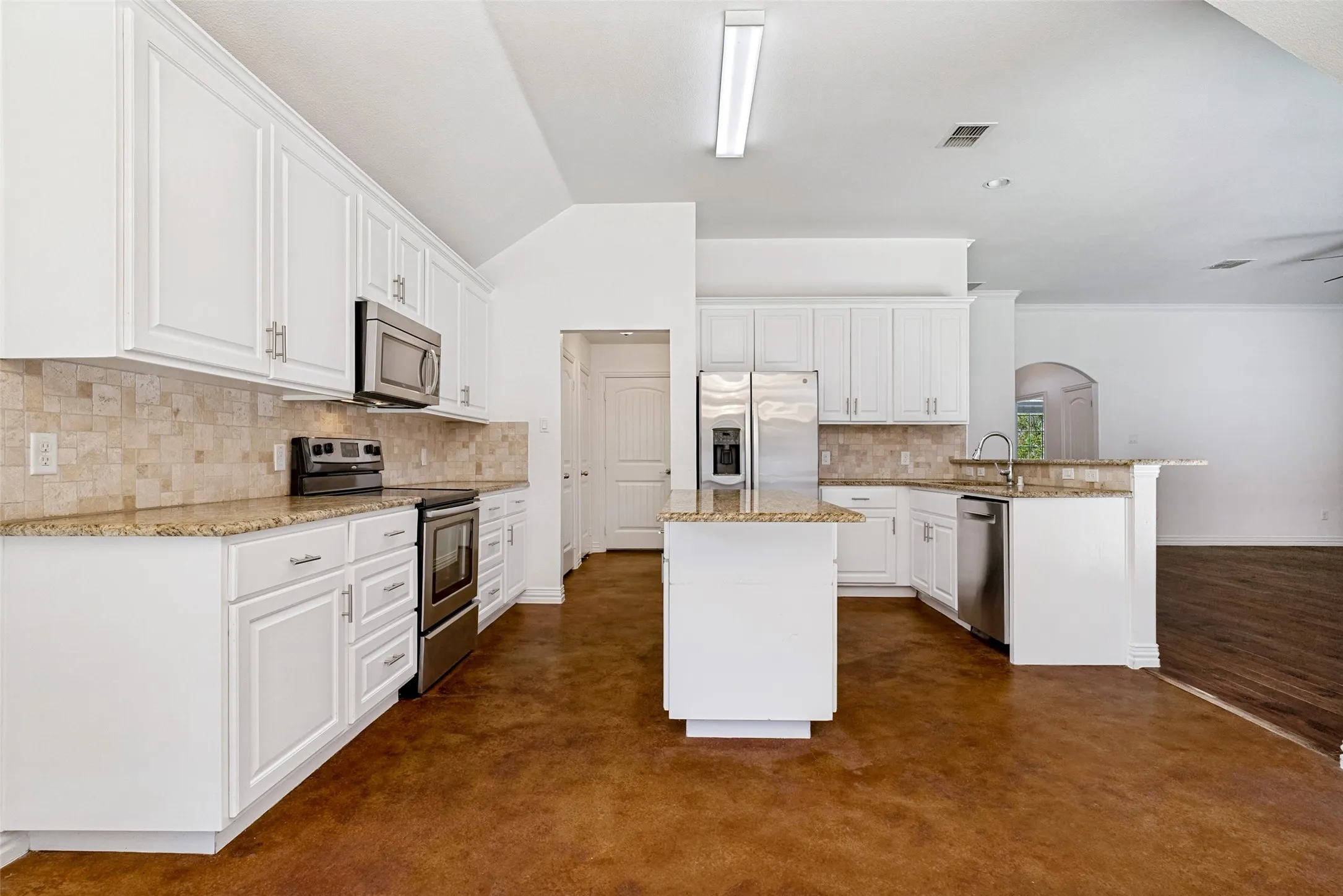 Single Family Residence For Sale in Parker County , 223 Carriage Drive, Willow Park, Texas 76087, 4 Bedroom, 2 Bathroom, 2 Garage spaces, 2,042 Sqft, built in 2012, mls#21343085, Real Estate Agent in Willow Park, Homes For Sale in Parker county, Homes For Sale in Willow Park, Realtor in Willow Park Texas, Real Estate Brokerage Independent Realty Texas, Luminita Cordes Realtor
