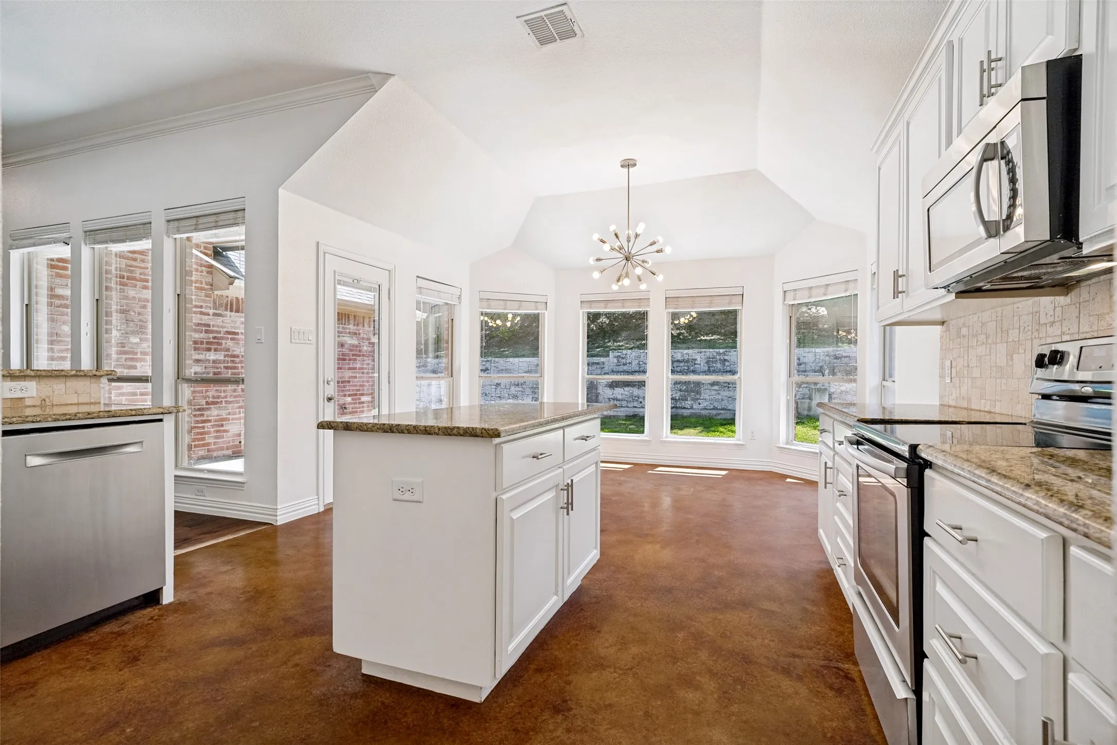 Single Family Residence For Sale in Parker County , 223 Carriage Drive, Willow Park, Texas 76087, 4 Bedroom, 2 Bathroom, 2 Garage spaces, 2,042 Sqft, built in 2012, mls#21343085, Real Estate Agent in Willow Park, Homes For Sale in Parker county, Homes For Sale in Willow Park, Realtor in Willow Park Texas, Real Estate Brokerage Independent Realty Texas, Luminita Cordes Realtor