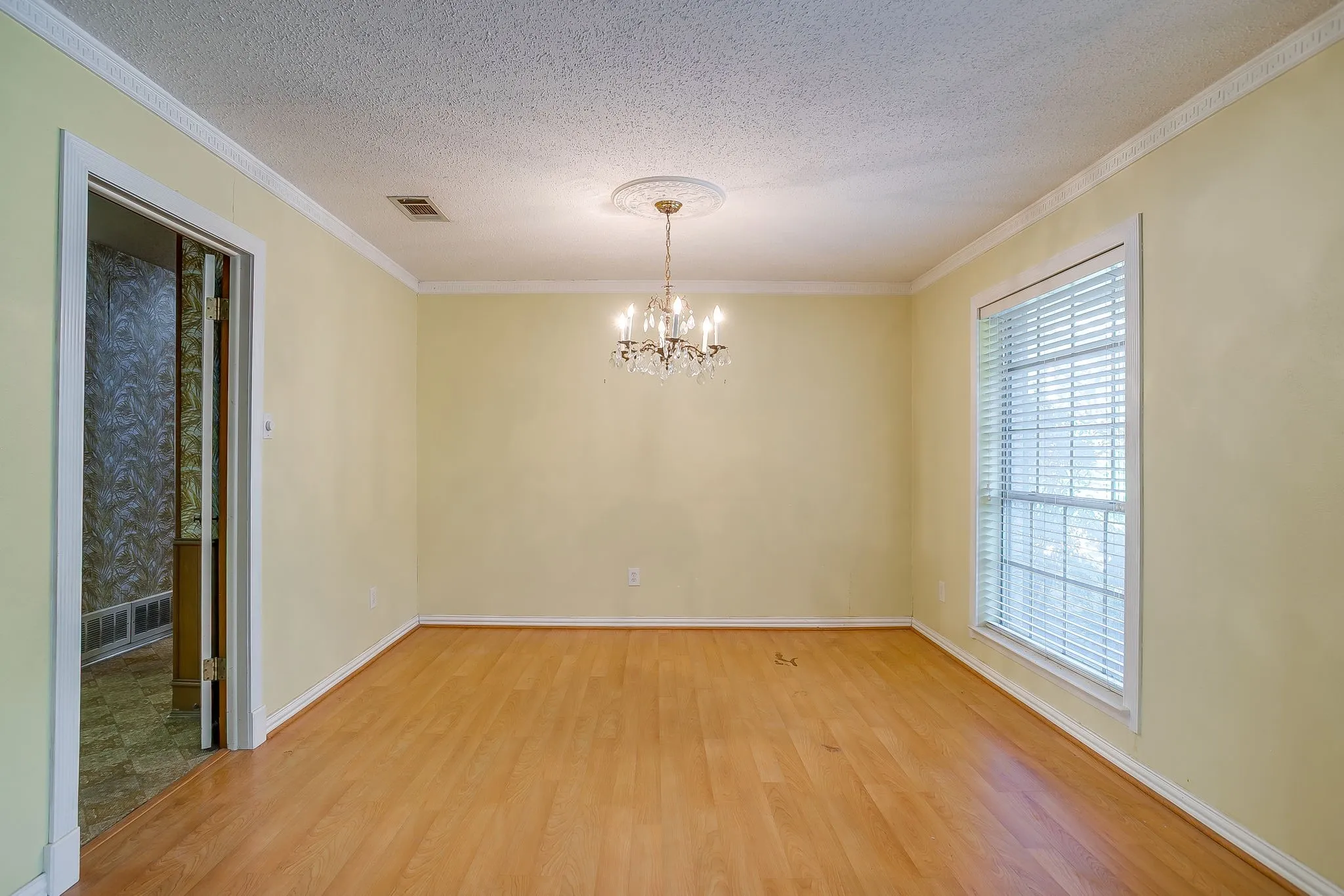 Single Family Residence For Sale in Tarrant County , 3410 Woodford Drive, Arlington, Texas 76013, 4 Bedroom, 3 Bathroom, 2 Garage spaces, 2,433 Sqft, built in 1968, mls#21339951, Real Estate Agent in Arlington, Homes For Sale in Tarrant county, Homes For Sale in Arlington, Realtor in Arlington Texas, Real Estate Brokerage Independent Realty Texas, Luminita Cordes Realtor