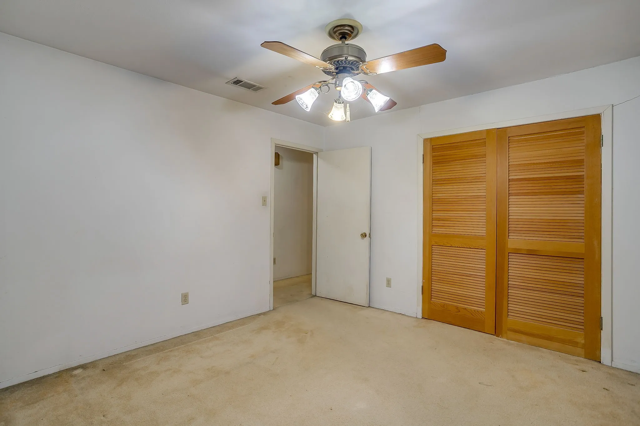Single Family Residence For Sale in Tarrant County , 3410 Woodford Drive, Arlington, Texas 76013, 4 Bedroom, 3 Bathroom, 2 Garage spaces, 2,433 Sqft, built in 1968, mls#21339951, Real Estate Agent in Arlington, Homes For Sale in Tarrant county, Homes For Sale in Arlington, Realtor in Arlington Texas, Real Estate Brokerage Independent Realty Texas, Luminita Cordes Realtor