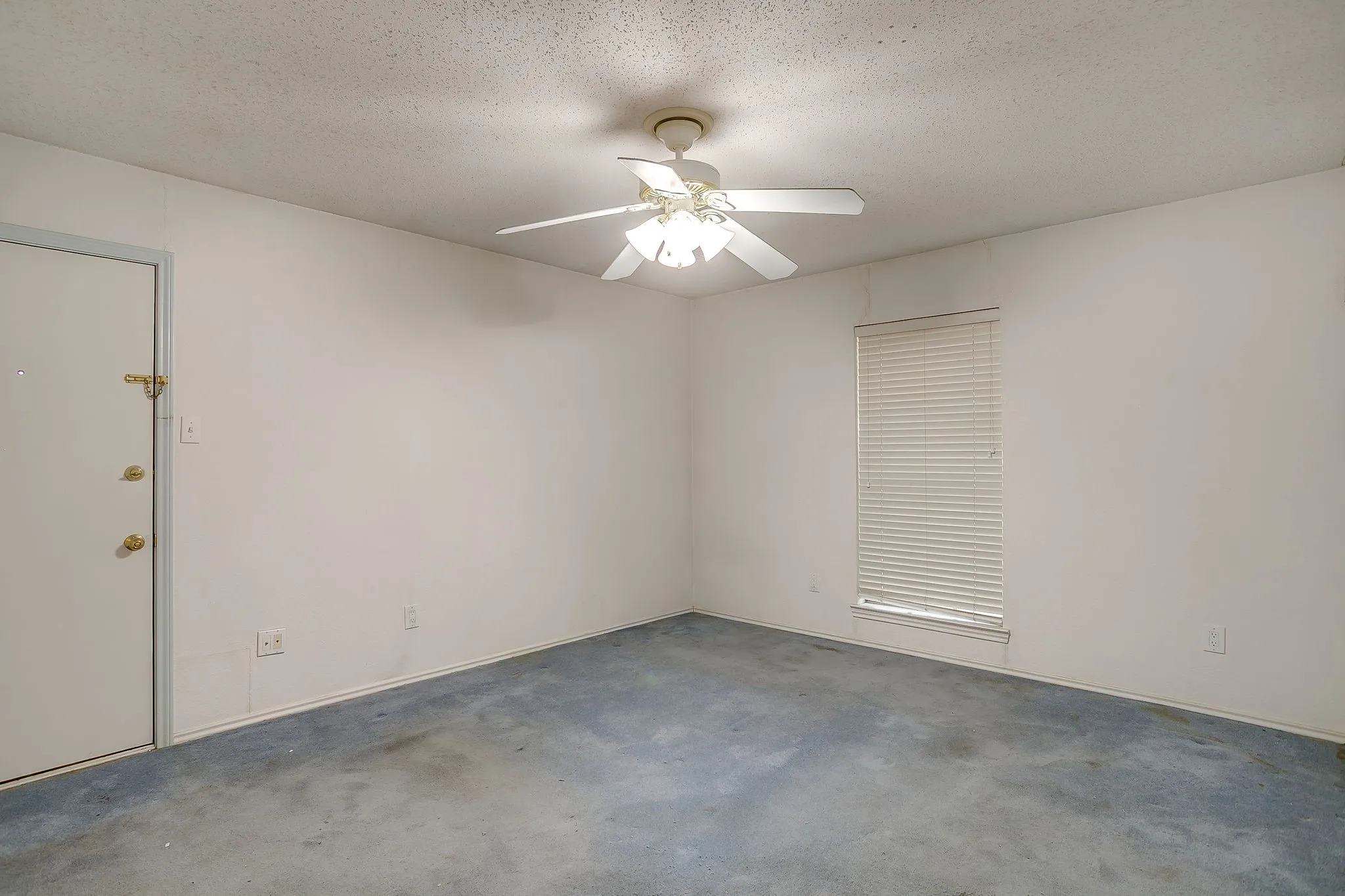 Single Family Residence For Sale in Tarrant County , 3410 Woodford Drive, Arlington, Texas 76013, 4 Bedroom, 3 Bathroom, 2 Garage spaces, 2,433 Sqft, built in 1968, mls#21339951, Real Estate Agent in Arlington, Homes For Sale in Tarrant county, Homes For Sale in Arlington, Realtor in Arlington Texas, Real Estate Brokerage Independent Realty Texas, Luminita Cordes Realtor