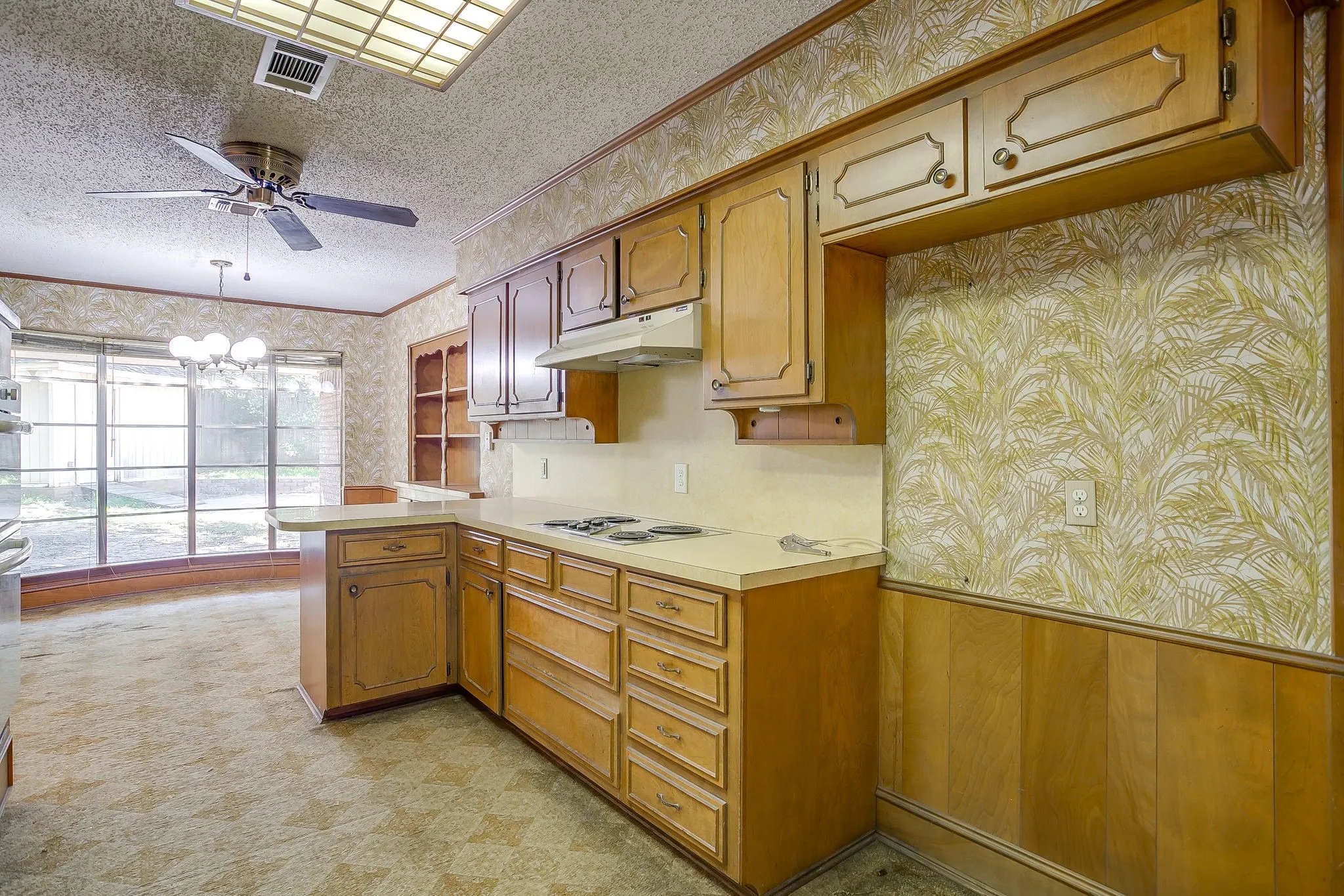 Single Family Residence For Sale in Tarrant County , 3410 Woodford Drive, Arlington, Texas 76013, 4 Bedroom, 3 Bathroom, 2 Garage spaces, 2,433 Sqft, built in 1968, mls#21339951, Real Estate Agent in Arlington, Homes For Sale in Tarrant county, Homes For Sale in Arlington, Realtor in Arlington Texas, Real Estate Brokerage Independent Realty Texas, Luminita Cordes Realtor