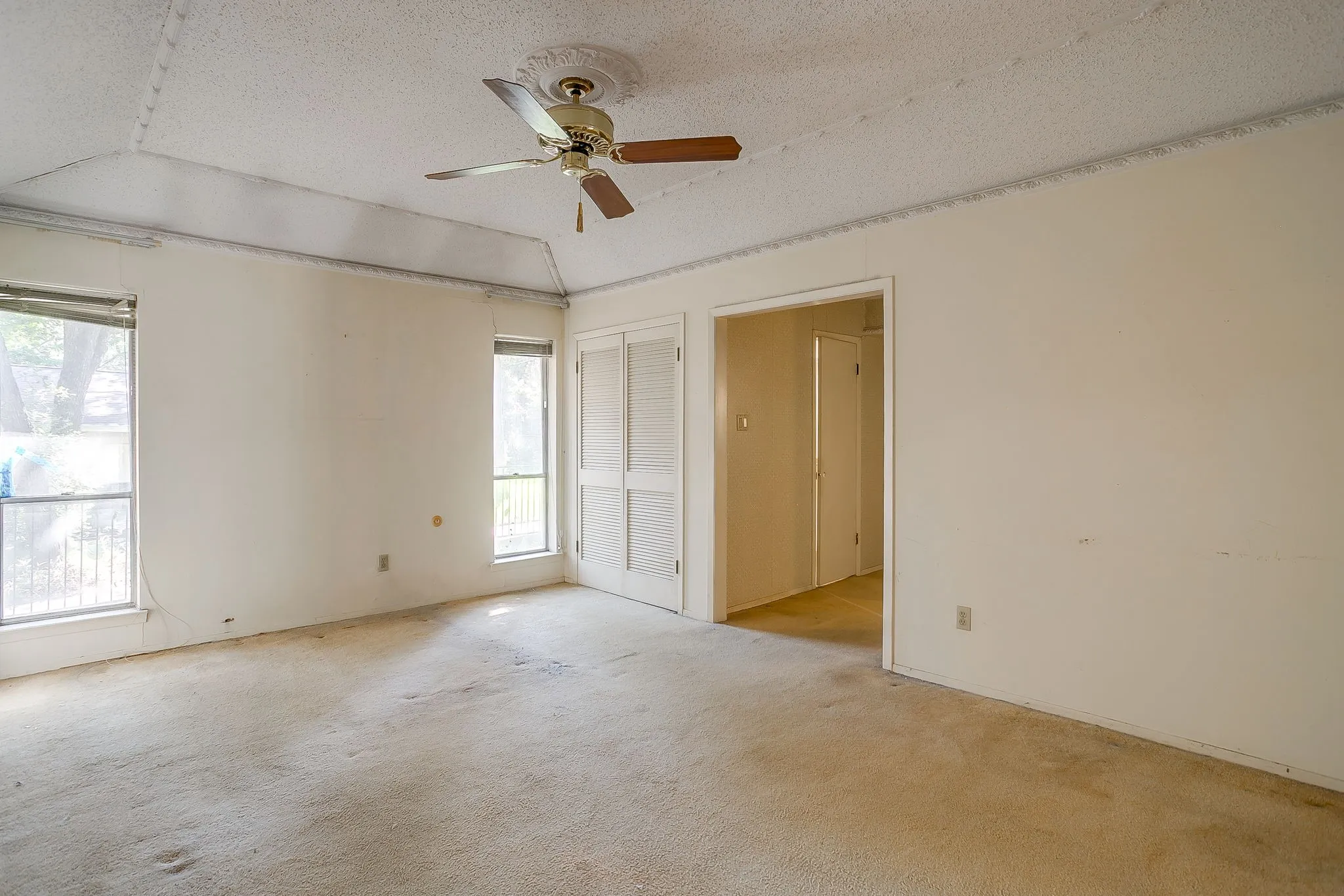 Single Family Residence For Sale in Tarrant County , 3410 Woodford Drive, Arlington, Texas 76013, 4 Bedroom, 3 Bathroom, 2 Garage spaces, 2,433 Sqft, built in 1968, mls#21339951, Real Estate Agent in Arlington, Homes For Sale in Tarrant county, Homes For Sale in Arlington, Realtor in Arlington Texas, Real Estate Brokerage Independent Realty Texas, Luminita Cordes Realtor