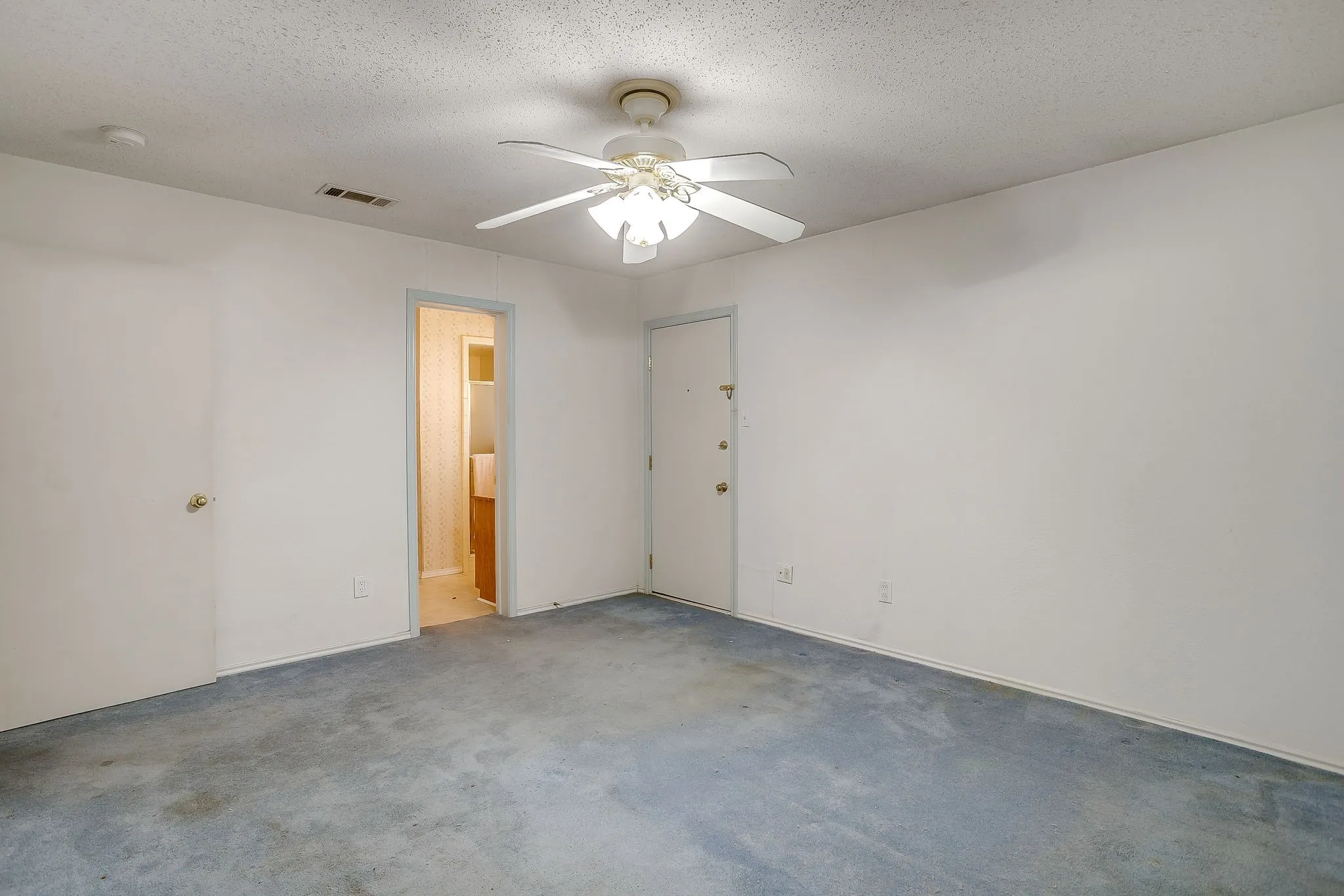 Single Family Residence For Sale in Tarrant County , 3410 Woodford Drive, Arlington, Texas 76013, 4 Bedroom, 3 Bathroom, 2 Garage spaces, 2,433 Sqft, built in 1968, mls#21339951, Real Estate Agent in Arlington, Homes For Sale in Tarrant county, Homes For Sale in Arlington, Realtor in Arlington Texas, Real Estate Brokerage Independent Realty Texas, Luminita Cordes Realtor