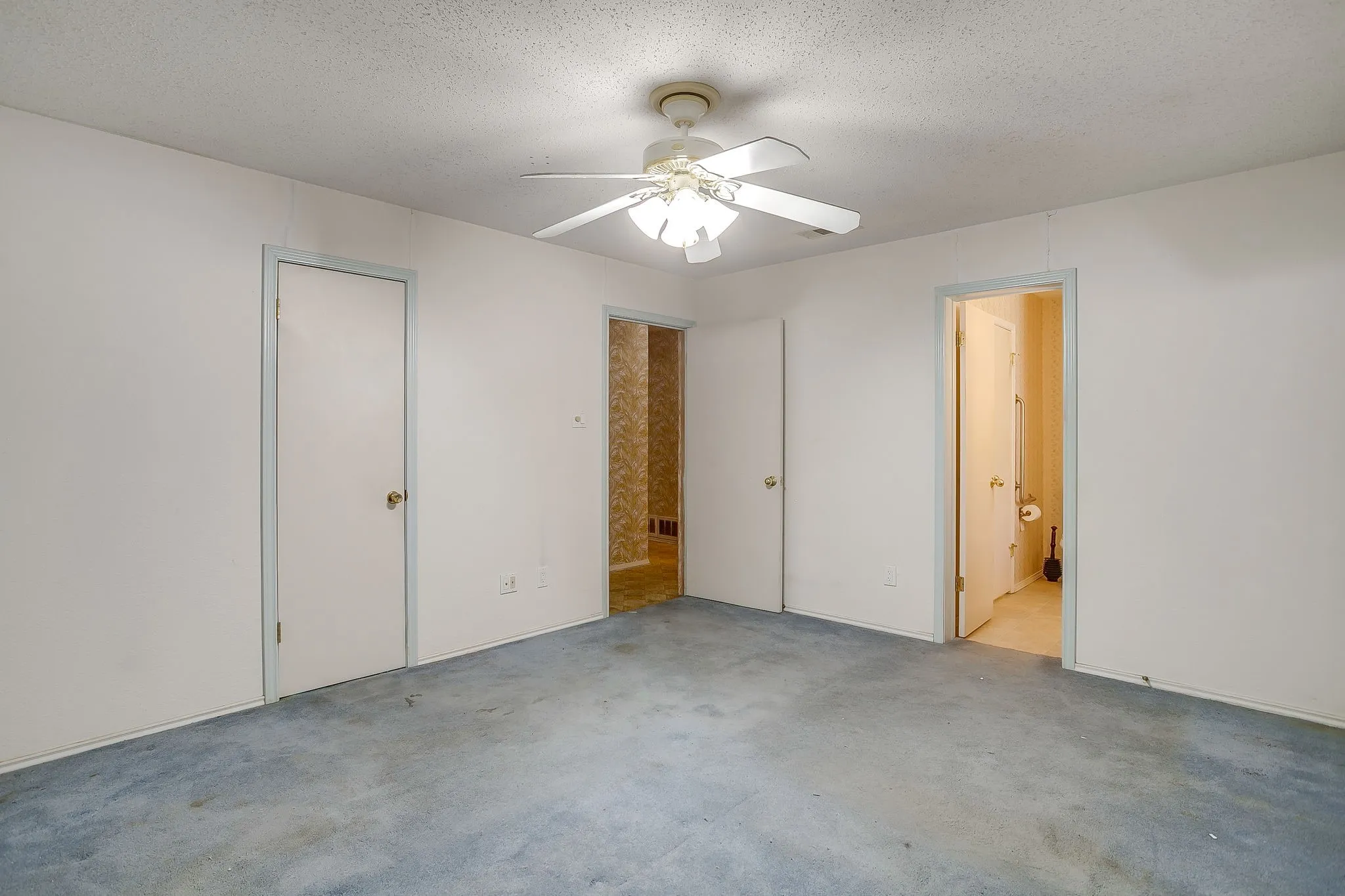 Single Family Residence For Sale in Tarrant County , 3410 Woodford Drive, Arlington, Texas 76013, 4 Bedroom, 3 Bathroom, 2 Garage spaces, 2,433 Sqft, built in 1968, mls#21339951, Real Estate Agent in Arlington, Homes For Sale in Tarrant county, Homes For Sale in Arlington, Realtor in Arlington Texas, Real Estate Brokerage Independent Realty Texas, Luminita Cordes Realtor