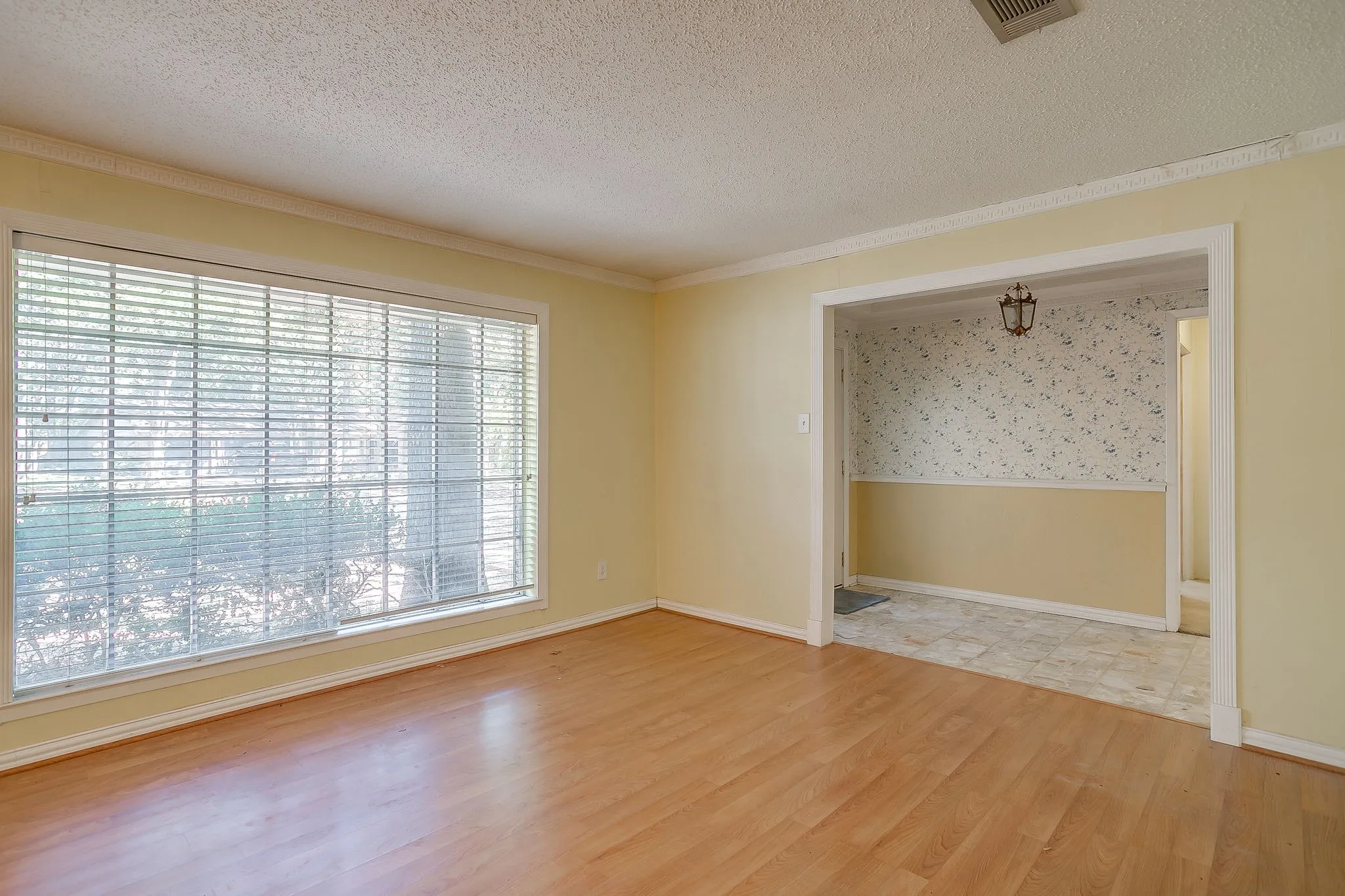 Single Family Residence For Sale in Tarrant County , 3410 Woodford Drive, Arlington, Texas 76013, 4 Bedroom, 3 Bathroom, 2 Garage spaces, 2,433 Sqft, built in 1968, mls#21339951, Real Estate Agent in Arlington, Homes For Sale in Tarrant county, Homes For Sale in Arlington, Realtor in Arlington Texas, Real Estate Brokerage Independent Realty Texas, Luminita Cordes Realtor