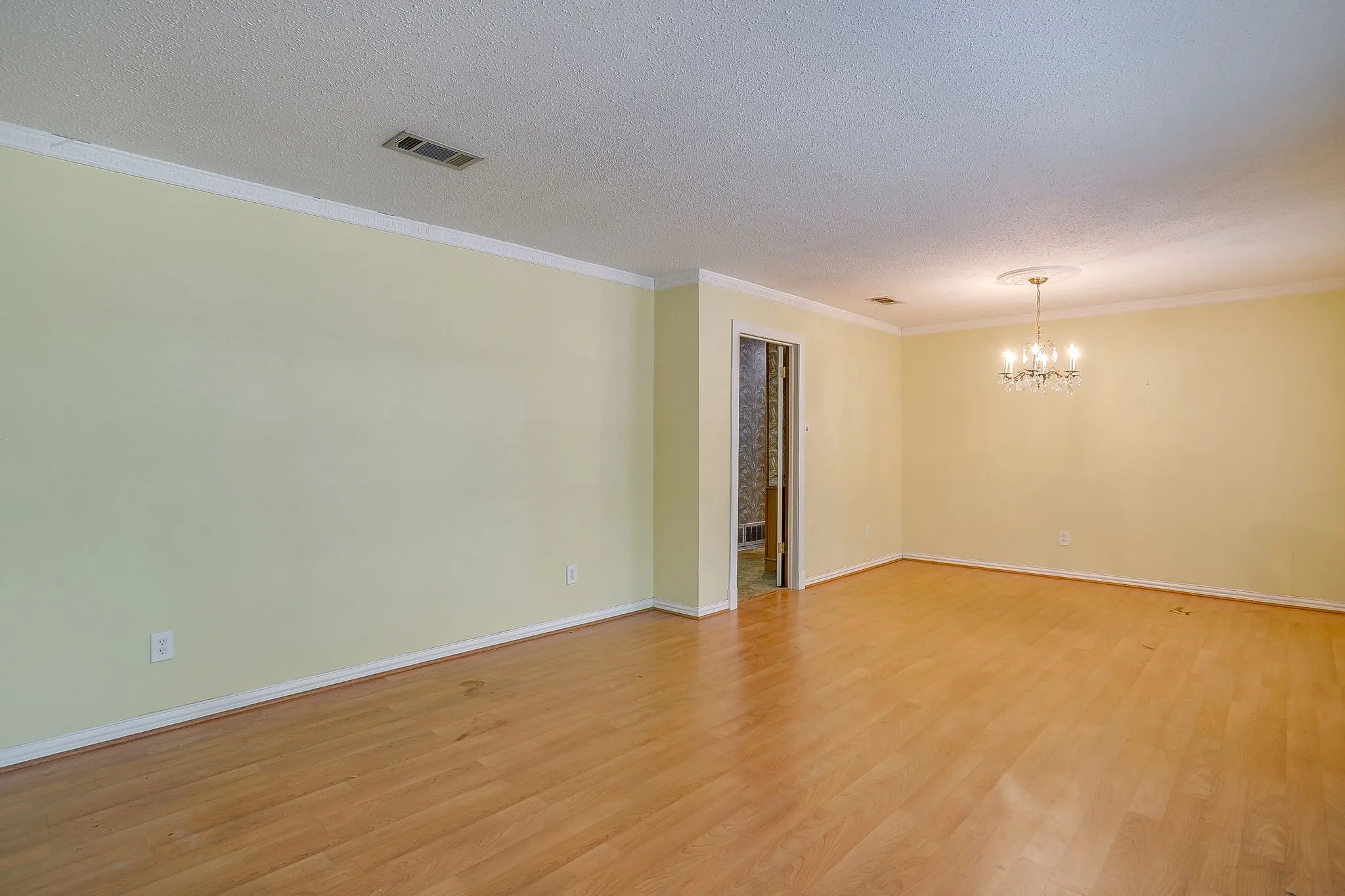 Single Family Residence For Sale in Tarrant County , 3410 Woodford Drive, Arlington, Texas 76013, 4 Bedroom, 3 Bathroom, 2 Garage spaces, 2,433 Sqft, built in 1968, mls#21339951, Real Estate Agent in Arlington, Homes For Sale in Tarrant county, Homes For Sale in Arlington, Realtor in Arlington Texas, Real Estate Brokerage Independent Realty Texas, Luminita Cordes Realtor