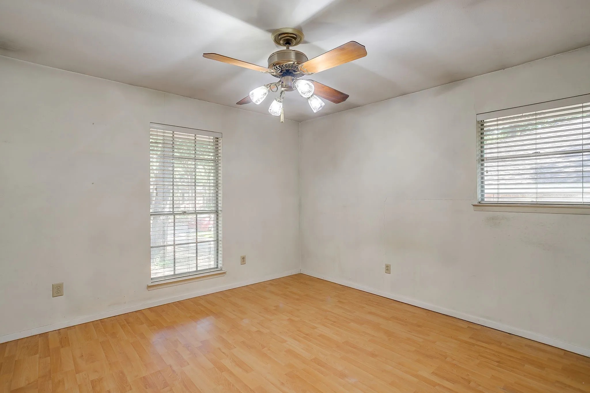 Single Family Residence For Sale in Tarrant County , 3410 Woodford Drive, Arlington, Texas 76013, 4 Bedroom, 3 Bathroom, 2 Garage spaces, 2,433 Sqft, built in 1968, mls#21339951, Real Estate Agent in Arlington, Homes For Sale in Tarrant county, Homes For Sale in Arlington, Realtor in Arlington Texas, Real Estate Brokerage Independent Realty Texas, Luminita Cordes Realtor