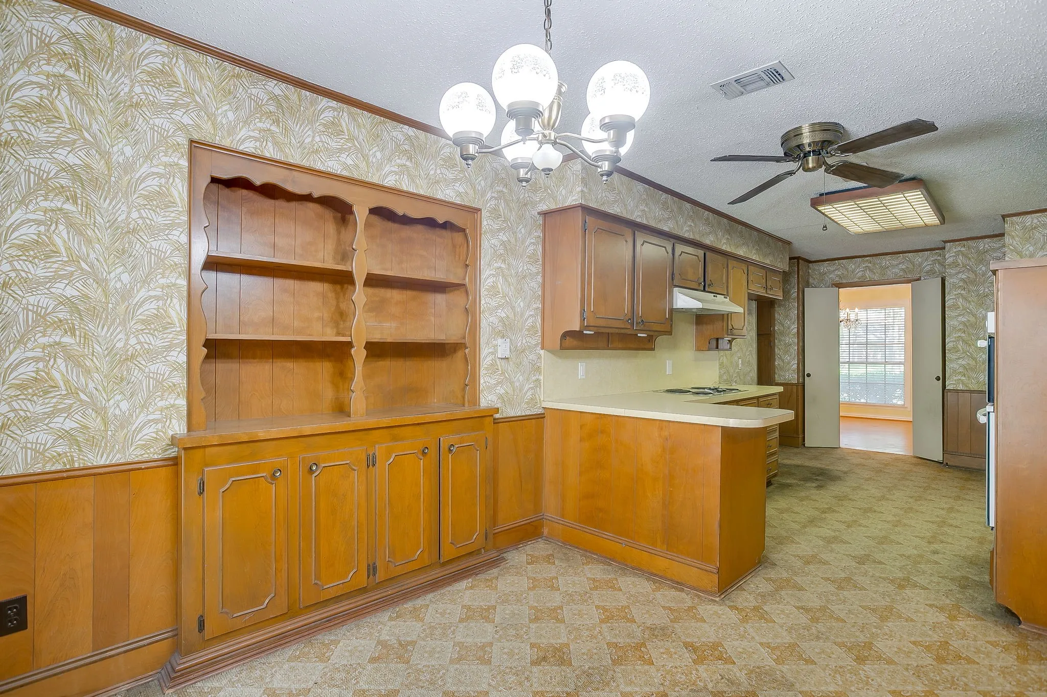 Single Family Residence For Sale in Tarrant County , 3410 Woodford Drive, Arlington, Texas 76013, 4 Bedroom, 3 Bathroom, 2 Garage spaces, 2,433 Sqft, built in 1968, mls#21339951, Real Estate Agent in Arlington, Homes For Sale in Tarrant county, Homes For Sale in Arlington, Realtor in Arlington Texas, Real Estate Brokerage Independent Realty Texas, Luminita Cordes Realtor