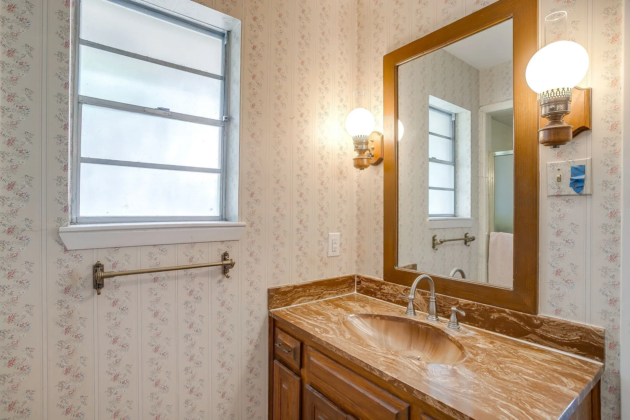 Single Family Residence For Sale in Tarrant County , 3410 Woodford Drive, Arlington, Texas 76013, 4 Bedroom, 3 Bathroom, 2 Garage spaces, 2,433 Sqft, built in 1968, mls#21339951, Real Estate Agent in Arlington, Homes For Sale in Tarrant county, Homes For Sale in Arlington, Realtor in Arlington Texas, Real Estate Brokerage Independent Realty Texas, Luminita Cordes Realtor