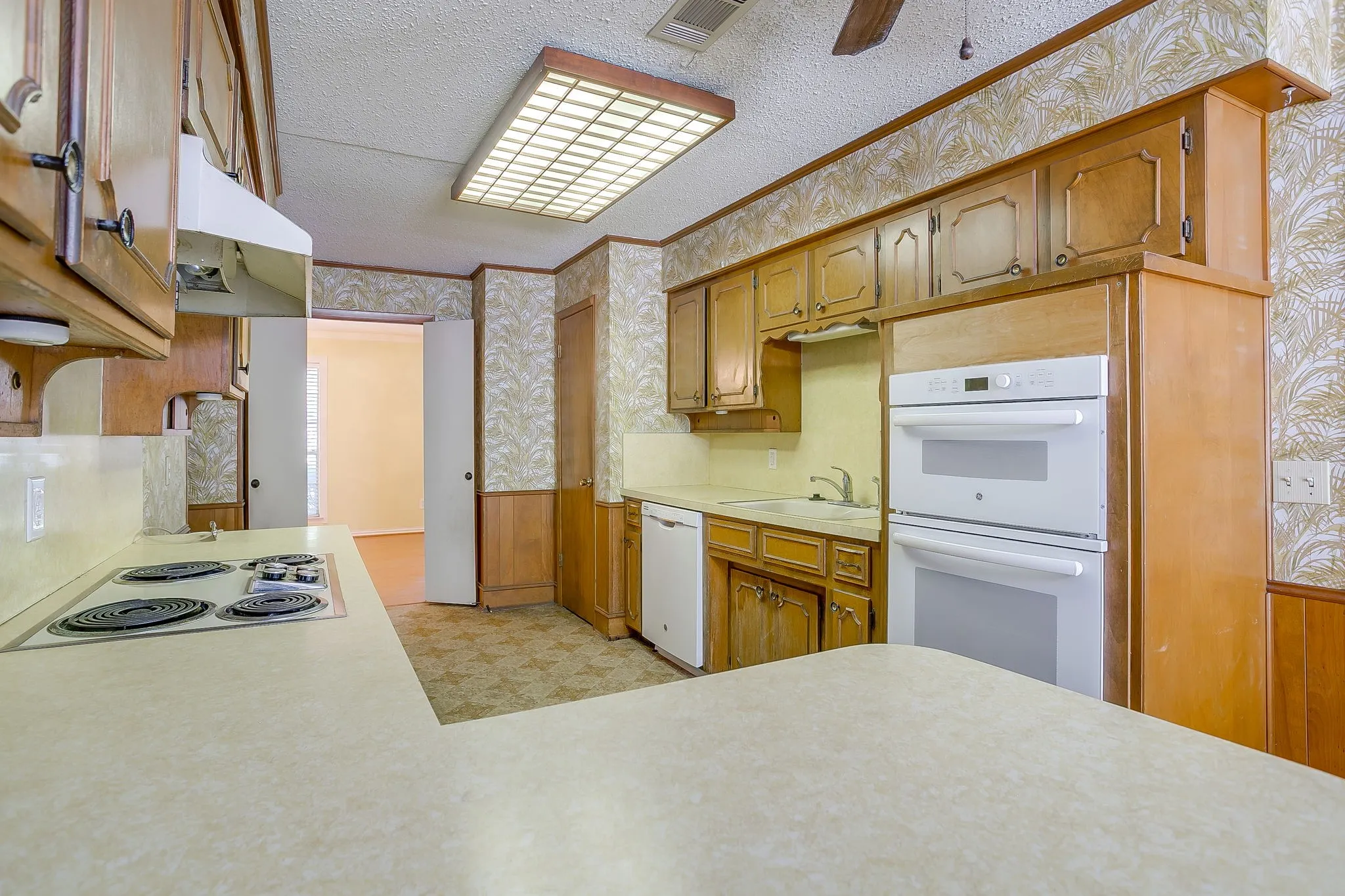 Single Family Residence For Sale in Tarrant County , 3410 Woodford Drive, Arlington, Texas 76013, 4 Bedroom, 3 Bathroom, 2 Garage spaces, 2,433 Sqft, built in 1968, mls#21339951, Real Estate Agent in Arlington, Homes For Sale in Tarrant county, Homes For Sale in Arlington, Realtor in Arlington Texas, Real Estate Brokerage Independent Realty Texas, Luminita Cordes Realtor